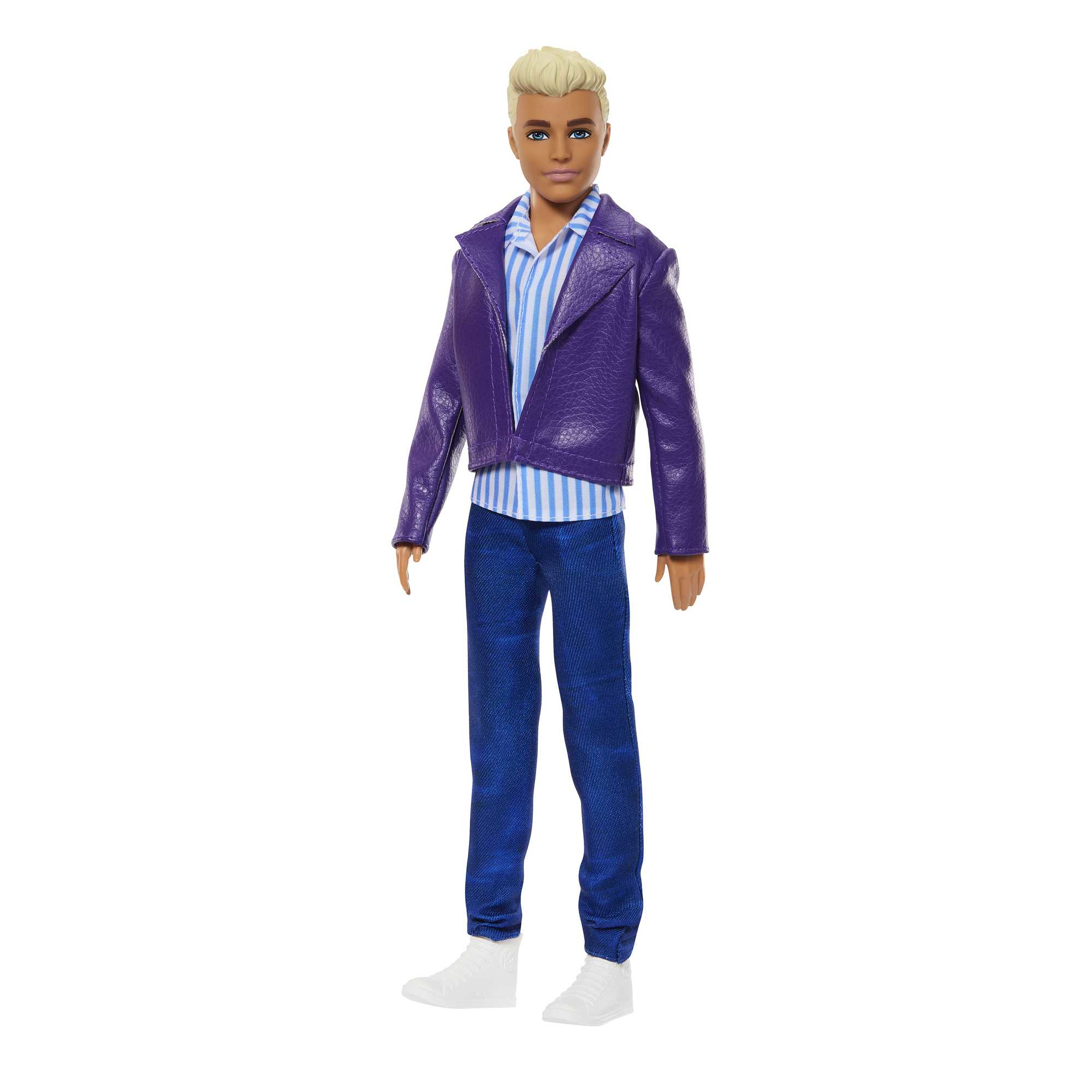 Ken-Puppe mit blonden Haaren, trägt eine lila Jacke, gestreiftes Hemd, blaue Jeans und weiße Schuhe.