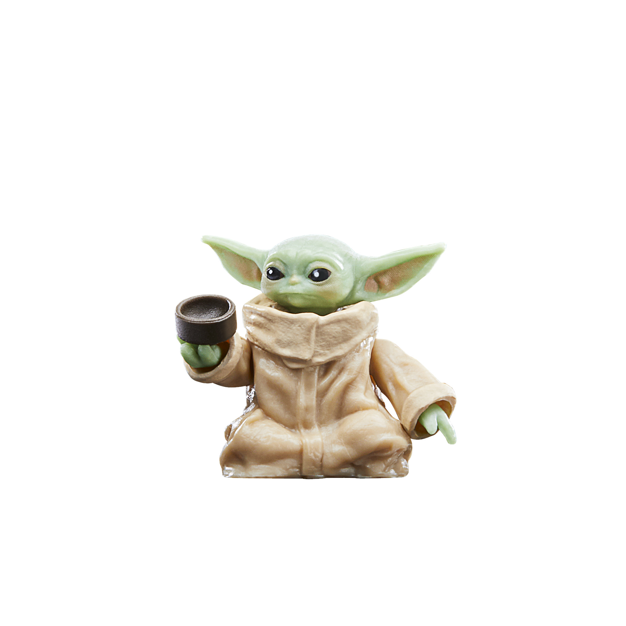 Figura di Baby Yoda che tiene una tazza marrone scuro. Pelle verde, tunica beige, occhi neri.