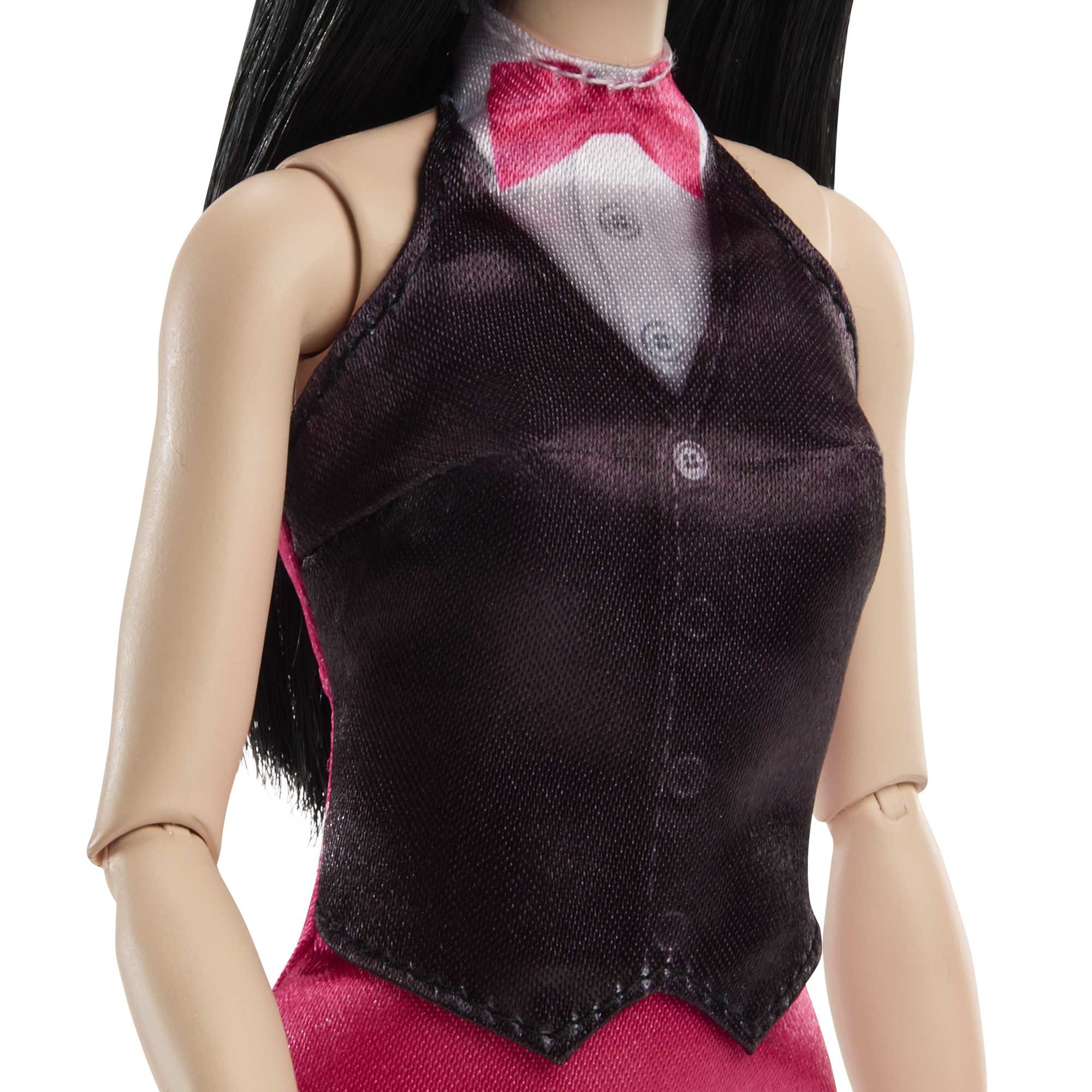 Nahaufnahme des Oberkörpers einer Barbie-Puppe. Sie trägt eine schwarze Weste, ein weißes Hemd und eine rosa Fliege.