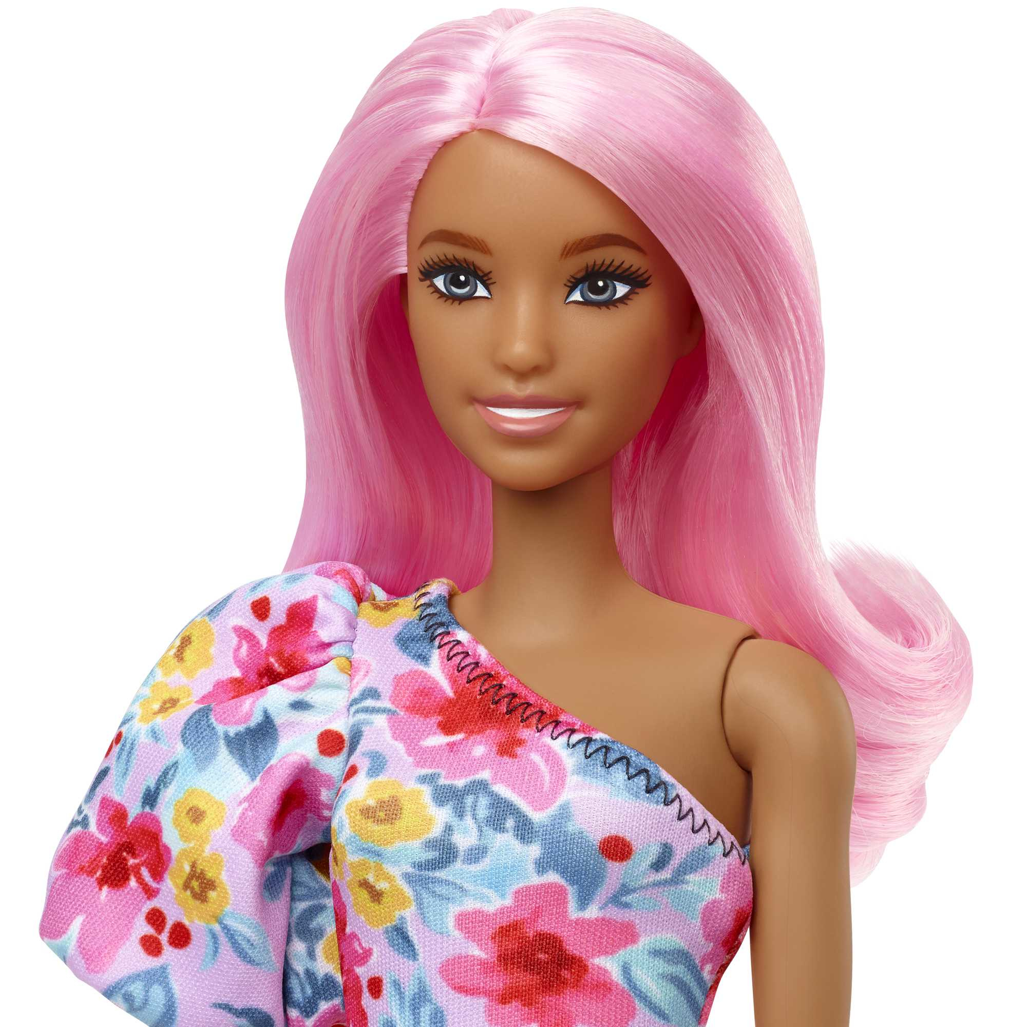 Barbie-Puppe mit pinken Haaren und floralem Kleid. Weißer Hintergrund.