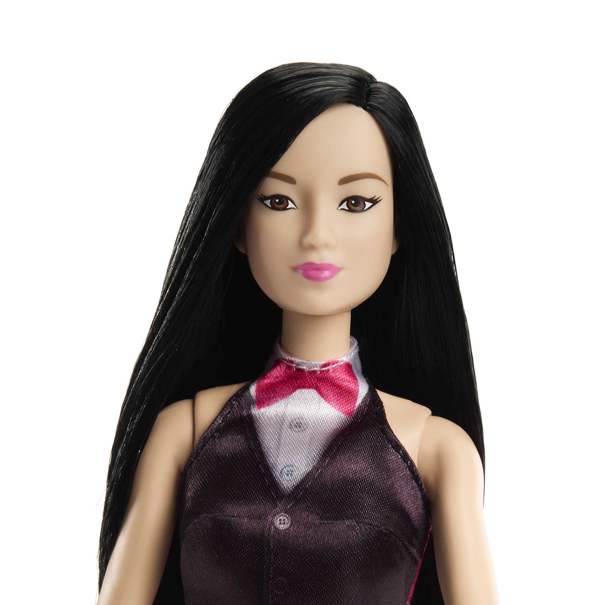 Barbie-Puppe Gesicht. Sie hat schwarzes Haar, rosa Lippen und trägt ein rosa Top.