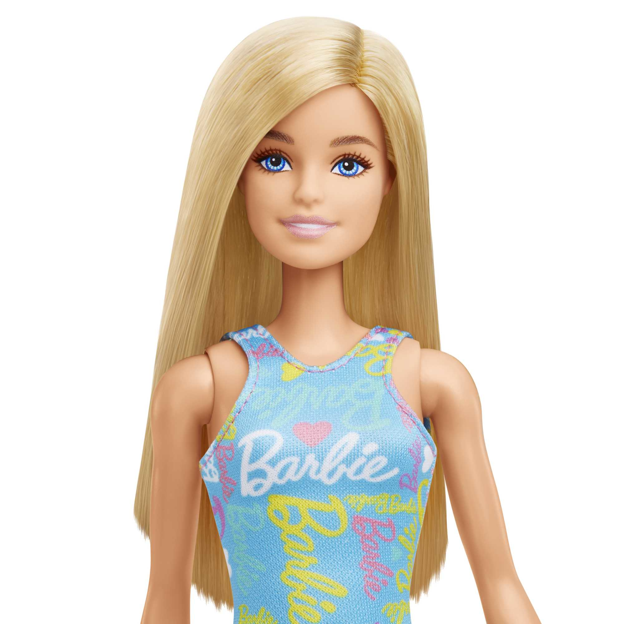 Zbliżenie lalki Barbie z blond włosami, niebieskimi oczami i niebieską sukienką z napisem Barbie.