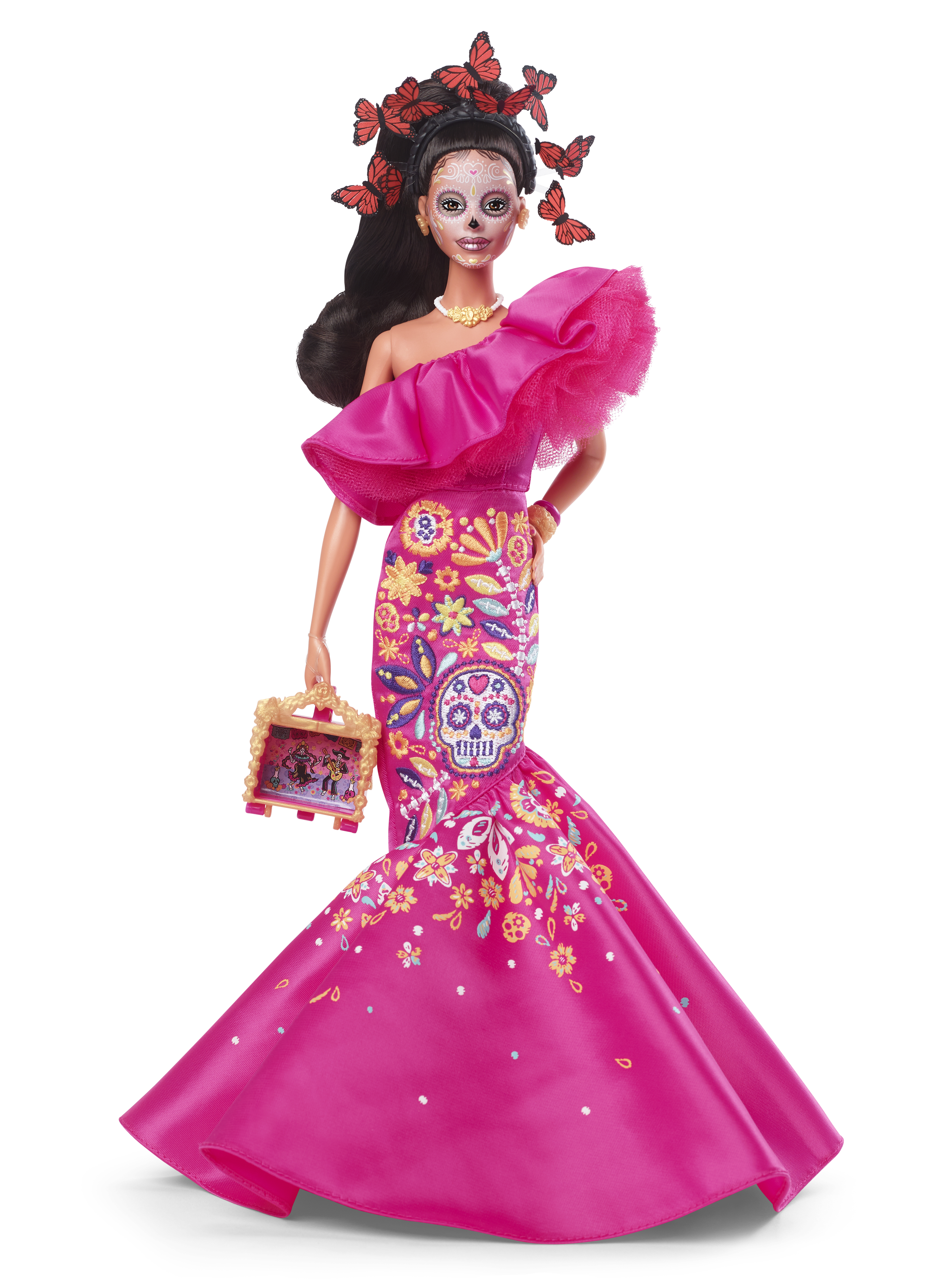 Eine Barbie-Puppe in einem rosa Kleid mit Blumenstickerei, Totenkopf-Design und Blumenschmuck.