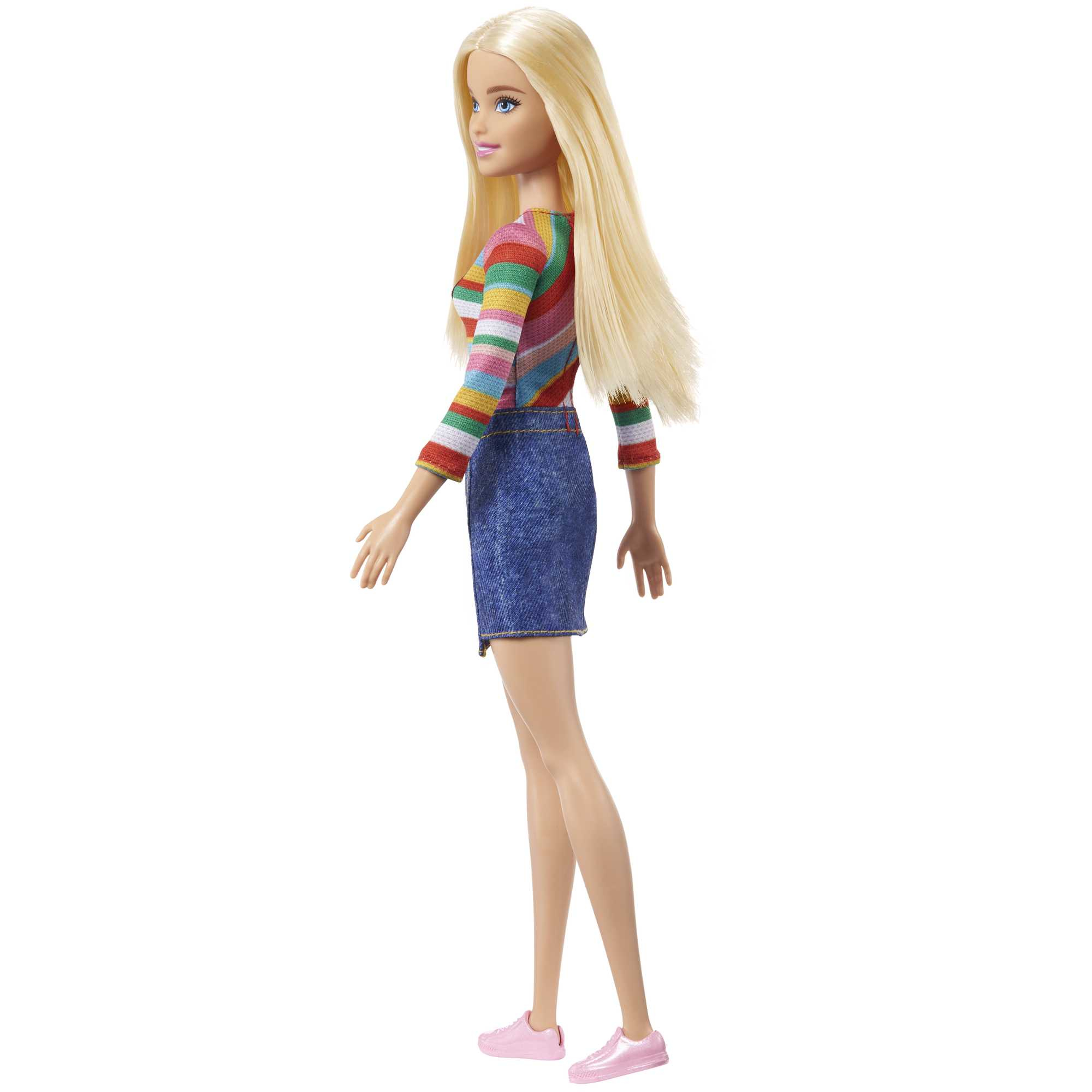 Blonde Barbie-Puppe in buntem Hemd und Jeansrock steht auf weißem Hintergrund.