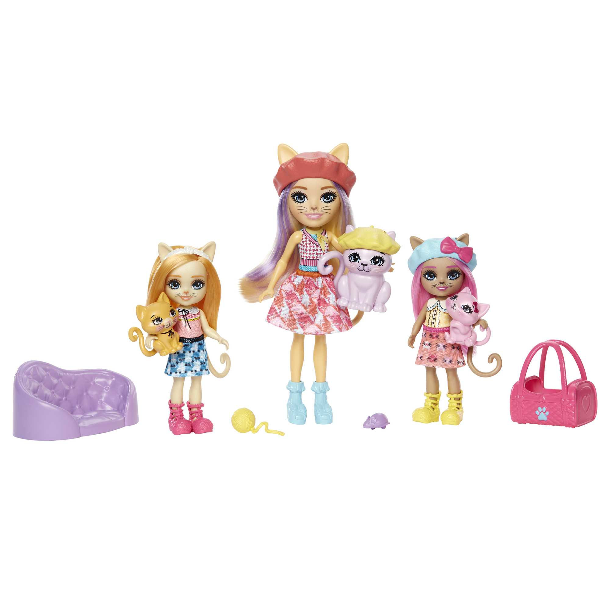 Trzy lalki Enchantimals z cechami kota i dwie figurki kota, plus fioletowa kanapa, kulka włóczki i torebka.