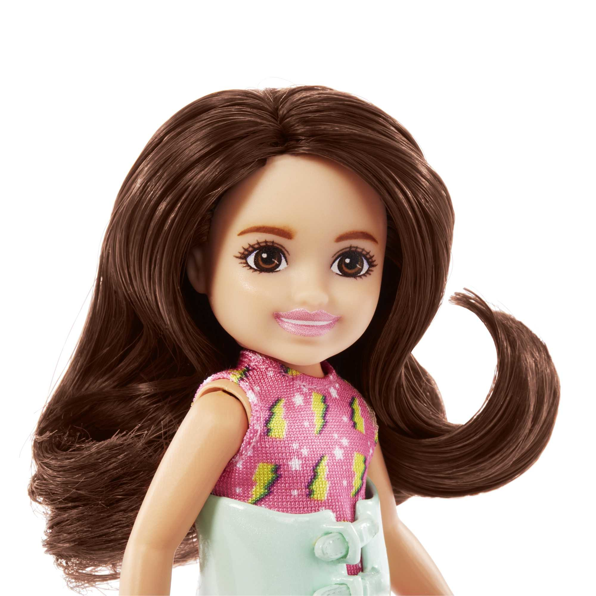 Puppe mit braunen Haaren, rosa Kleid und weißem Hintergrund.