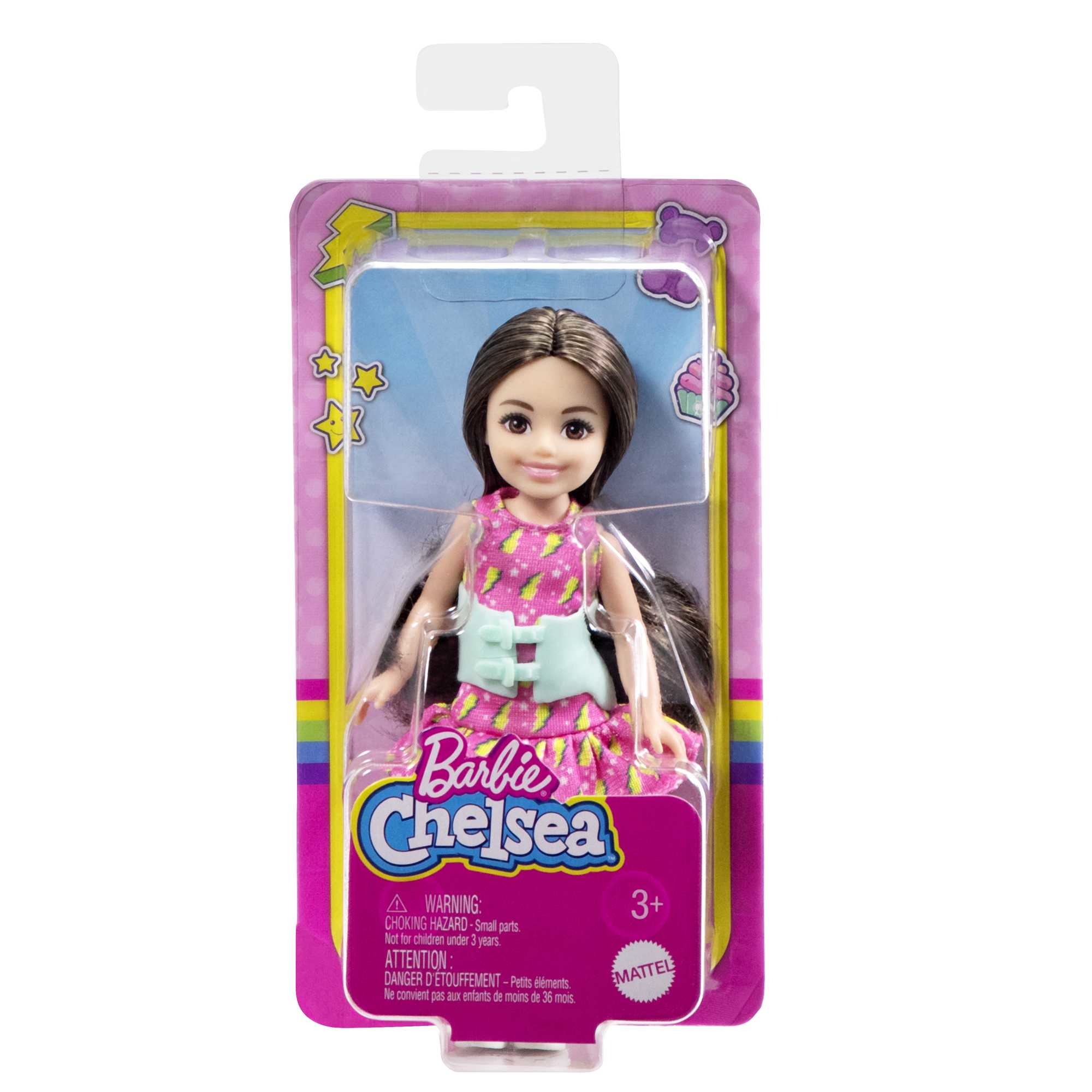 Eine Puppe in einer Verpackung. Es ist eine Barbie Chelsea Puppe. Rosa und grünes Kleid.