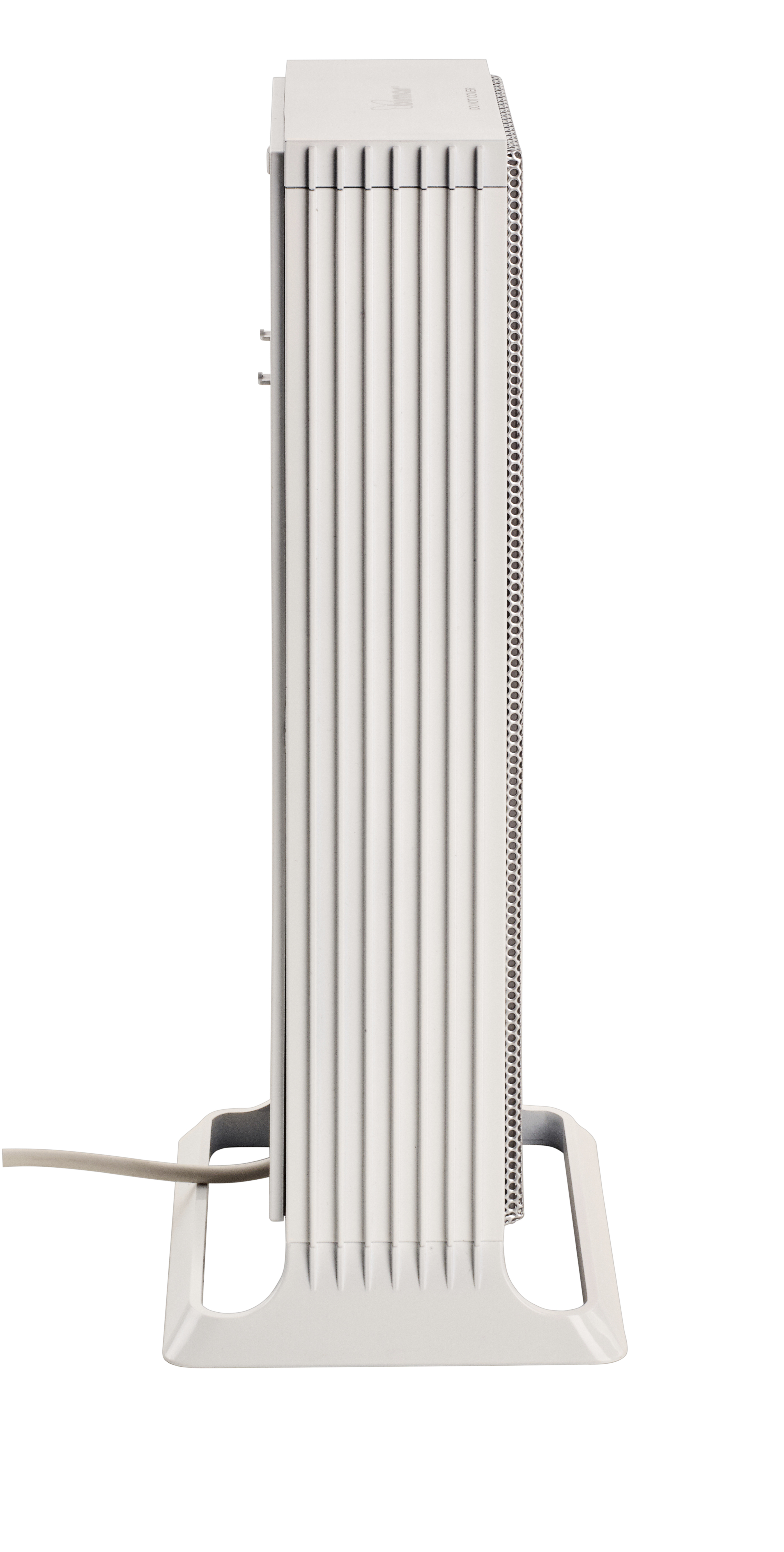 Biały, wysoki, pionowy grzejnik. Ma pionowe linie z przodu i metalową siatkę po prawej stronie.