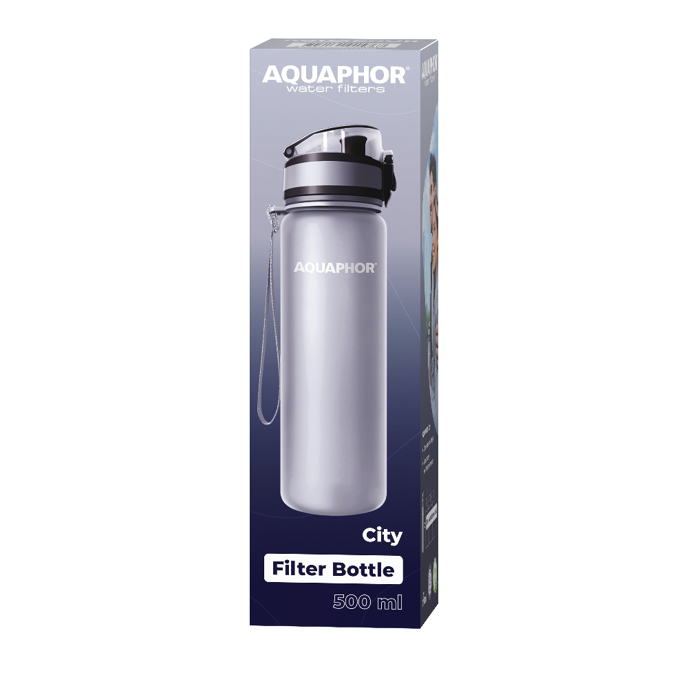 Graue Wasserflasche in einer Box, beschriftet mit 'AQUAPHOR'. Weißer Hintergrund.
