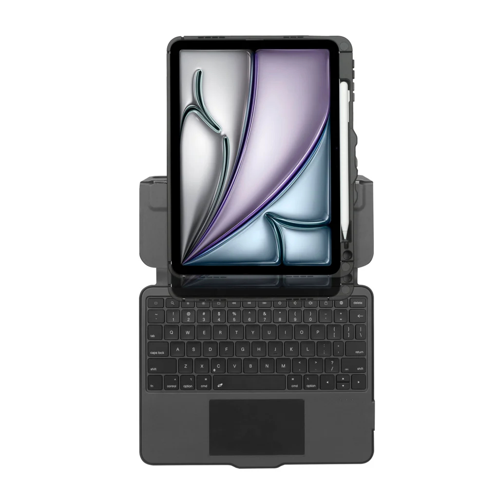 Custodia iPad nera con tastiera, angolata. Sfondo bianco.