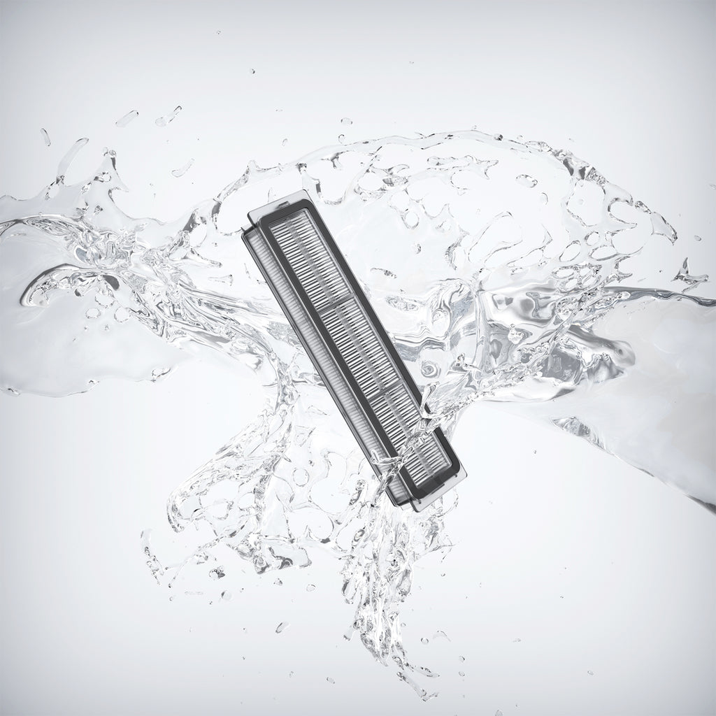 Filtro nero immerso nell'acqua. L'acqua schizza. Sfondo bianco.