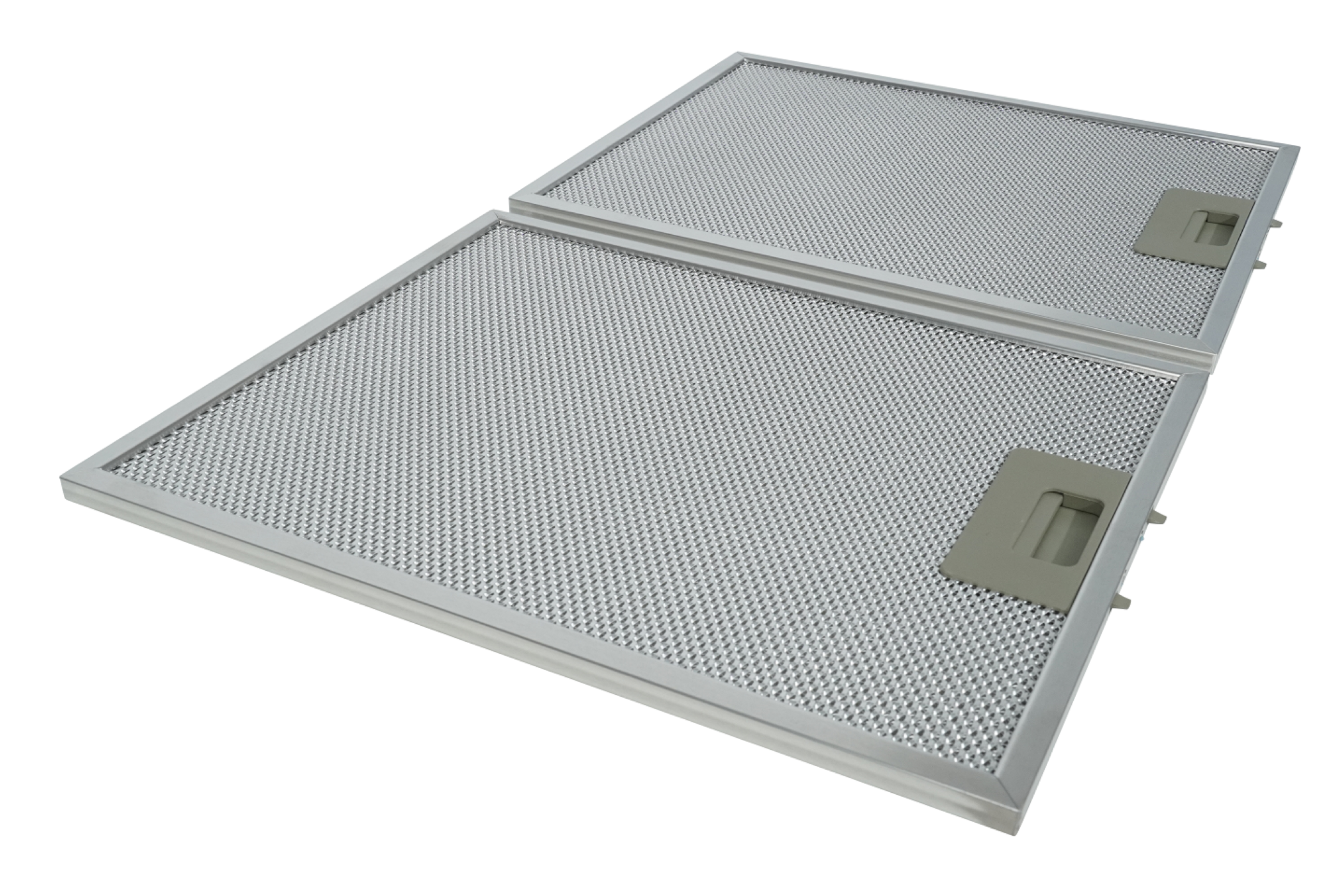 Dwa srebrne metalowe filtry do okapu, na białym tle. Są prostokątne ze wzorem siatki.