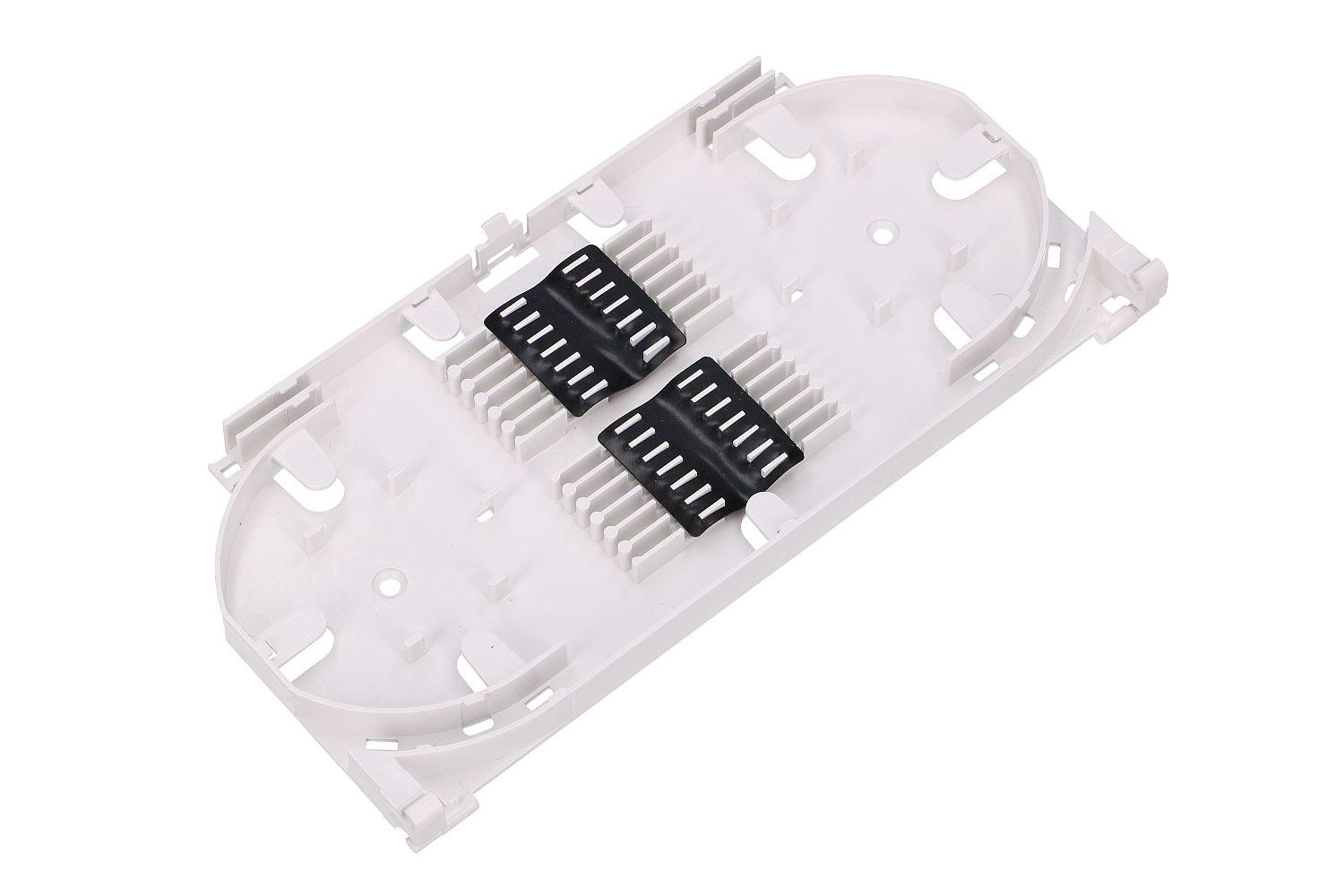 Biała obudowa łączenia światłowodów z czarnymi tacami łączeniowymi.