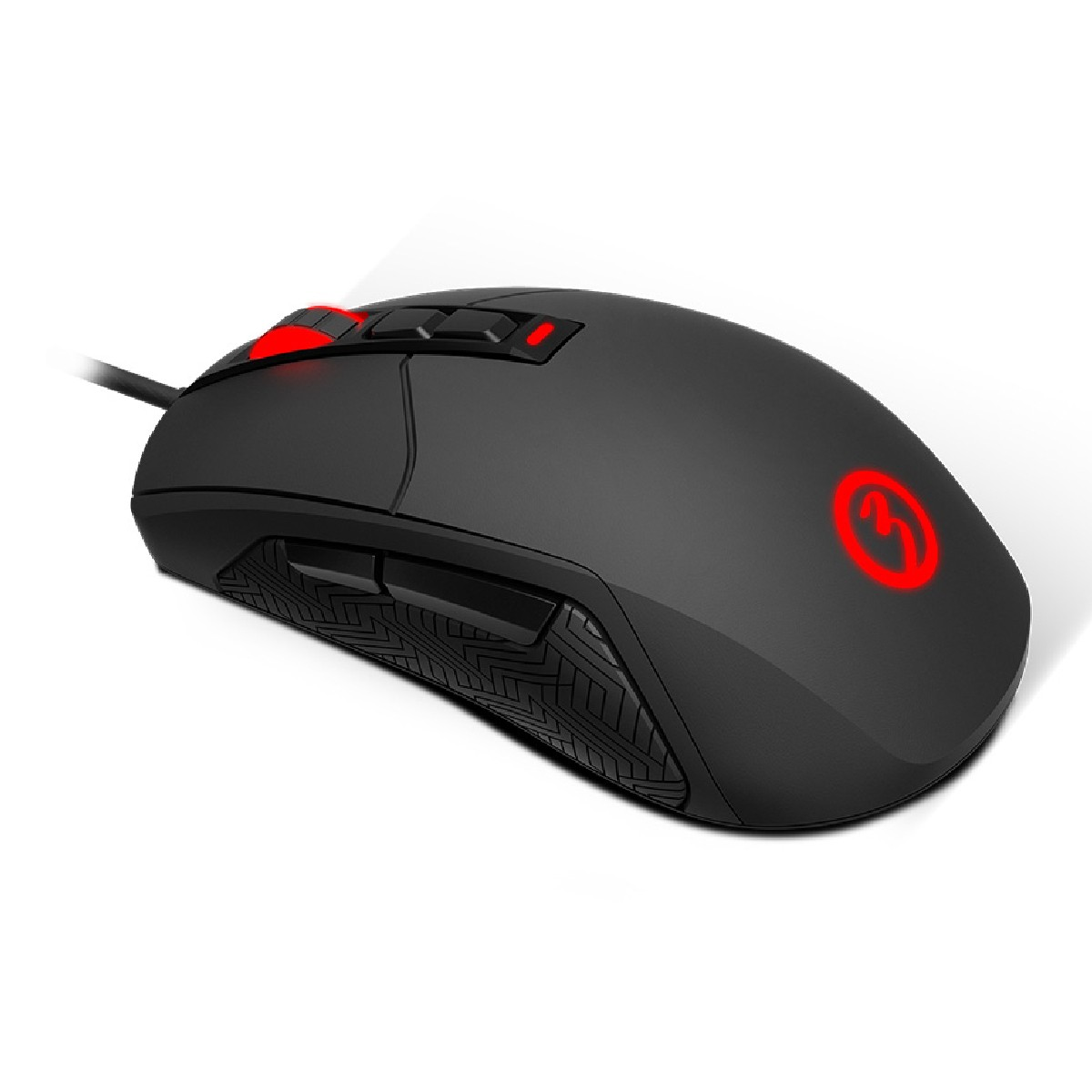 Un ratón para juegos negro con detalles rojos y un logo, sobre una superficie blanca.