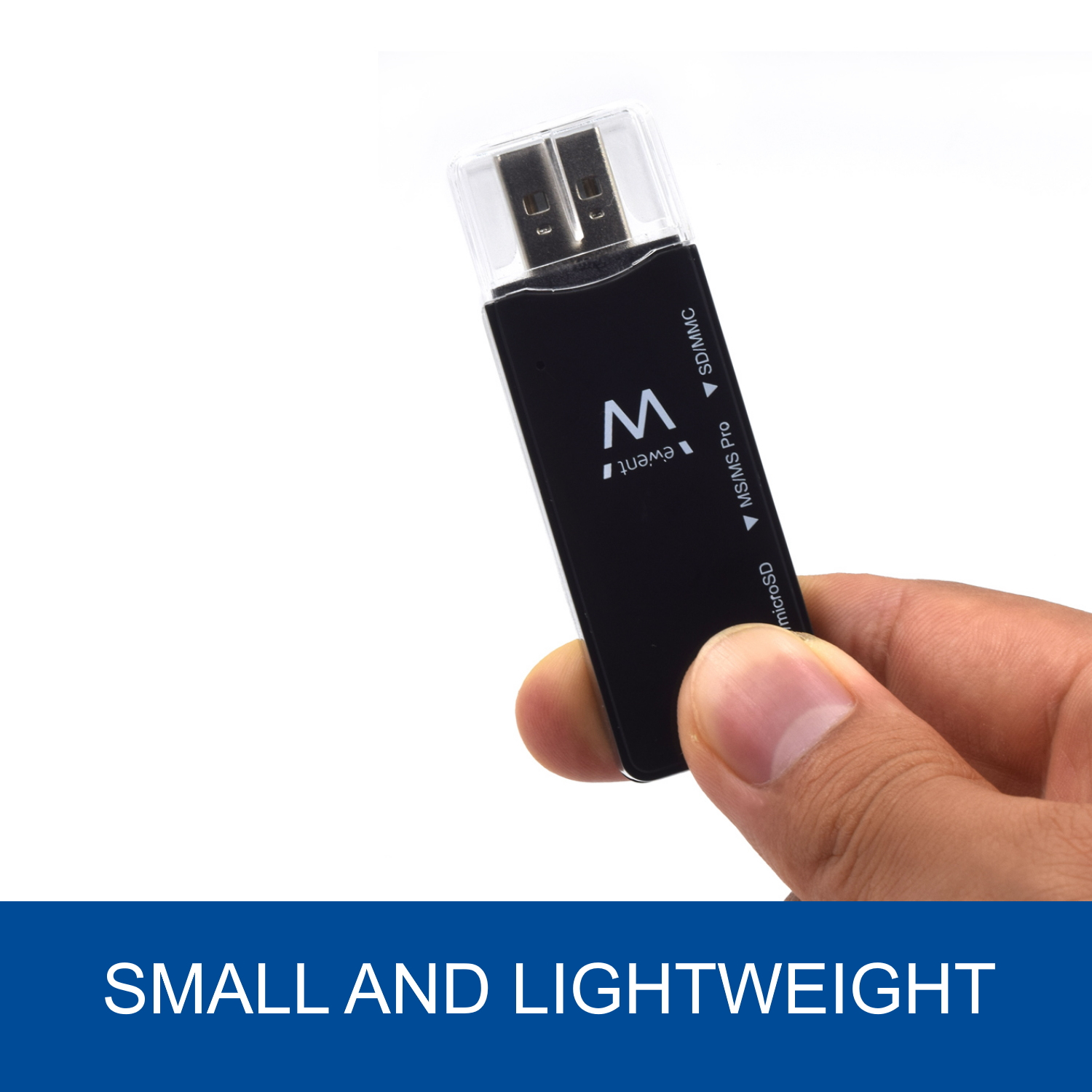 Czarny czytnik kart USB trzymany w dłoni na białym tle.