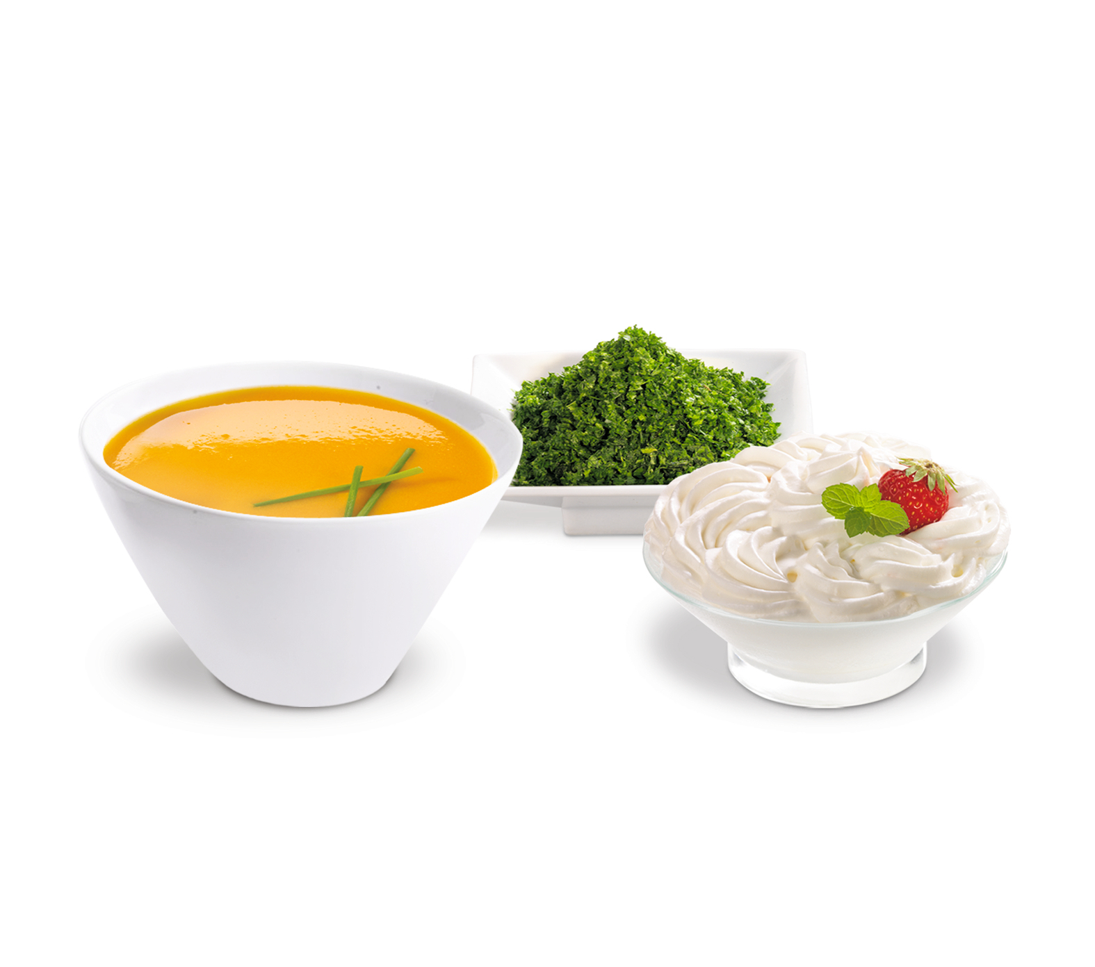 Zupa, posiekana pietruszka i ubita śmietana z truskawką na białym tle.