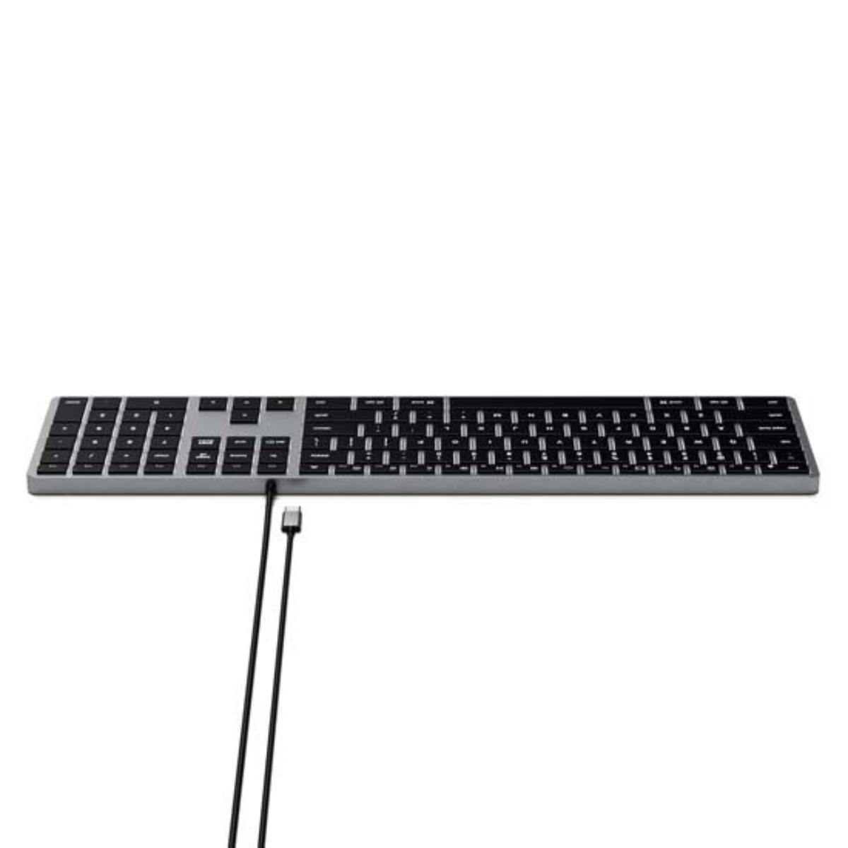 Zilveren toetsenbord met zwarte toetsen, USB-kabel aangesloten, op witte achtergrond.