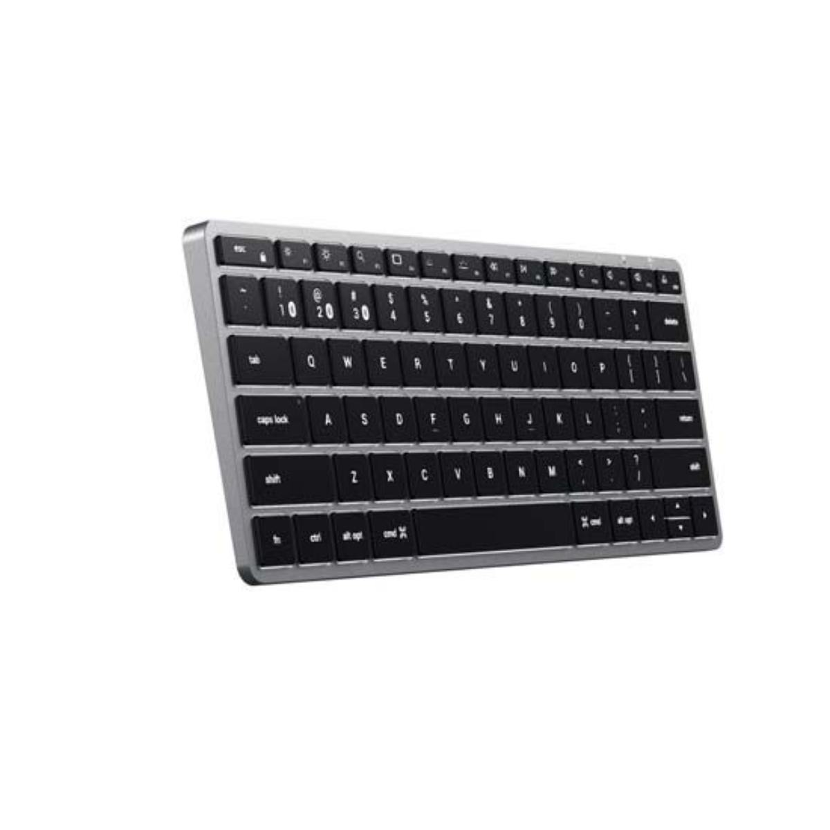 Eine silberne Tastatur mit schwarzen Tasten, leicht angewinkelt, mit Buchstaben, Zahlen und Symbolen.