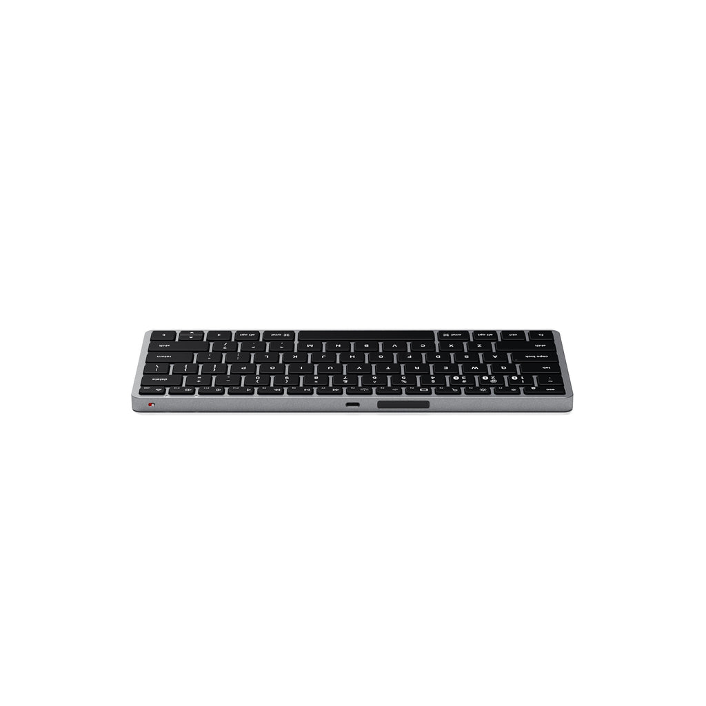 Eine schlanke, silberne Tastatur mit schwarzen Tasten vor weißem Hintergrund.