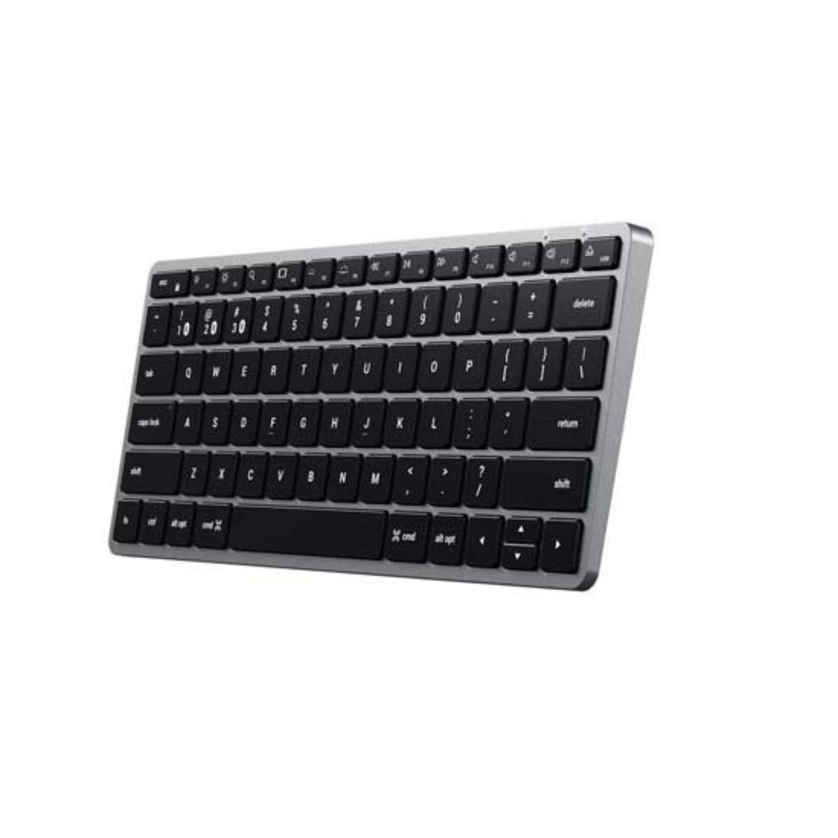 Eine silberne Tastatur mit schwarzen Tasten, angewinkelt, mit Buchstaben, Zahlen und Funktionstasten.