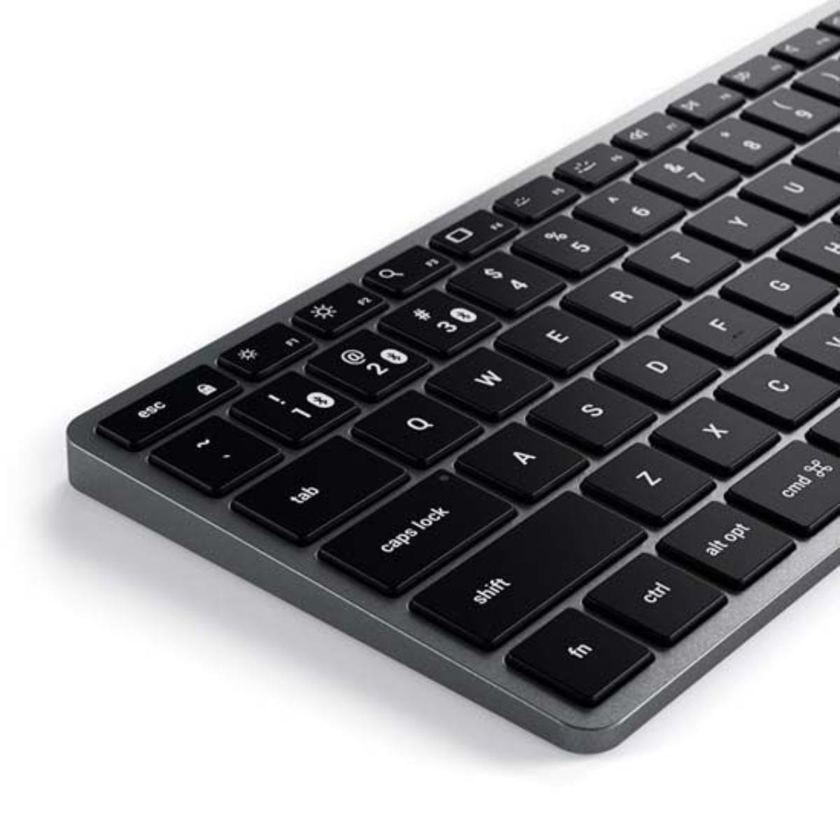 Nahaufnahme einer Laptop-Tastatur. Schwarze Tasten mit weißen Buchstaben. Grauer Rahmen.