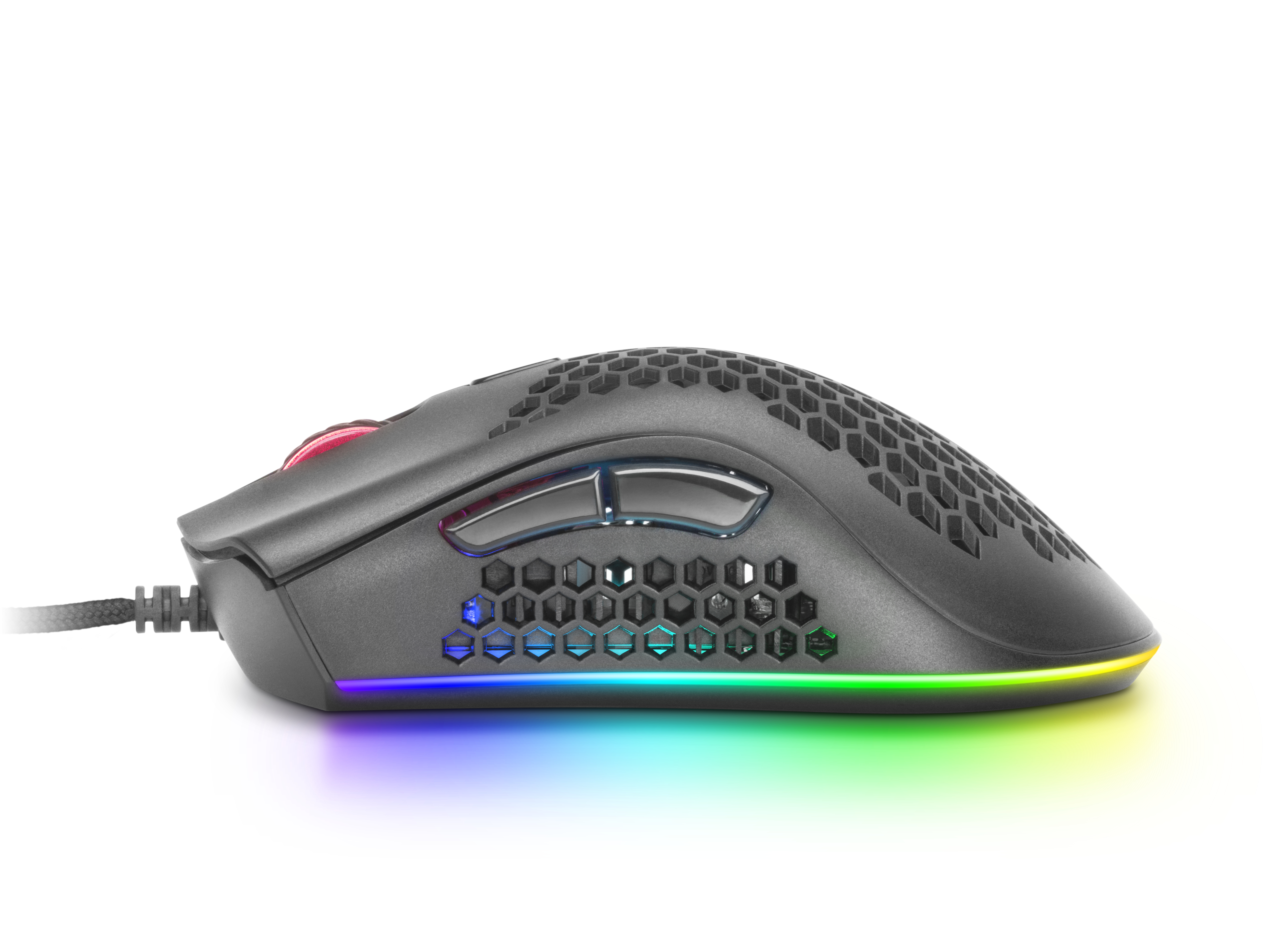 Primo piano di un mouse per computer nero con un design a nido d'ape e illuminazione RGB. Il mouse è su una superficie bianca.