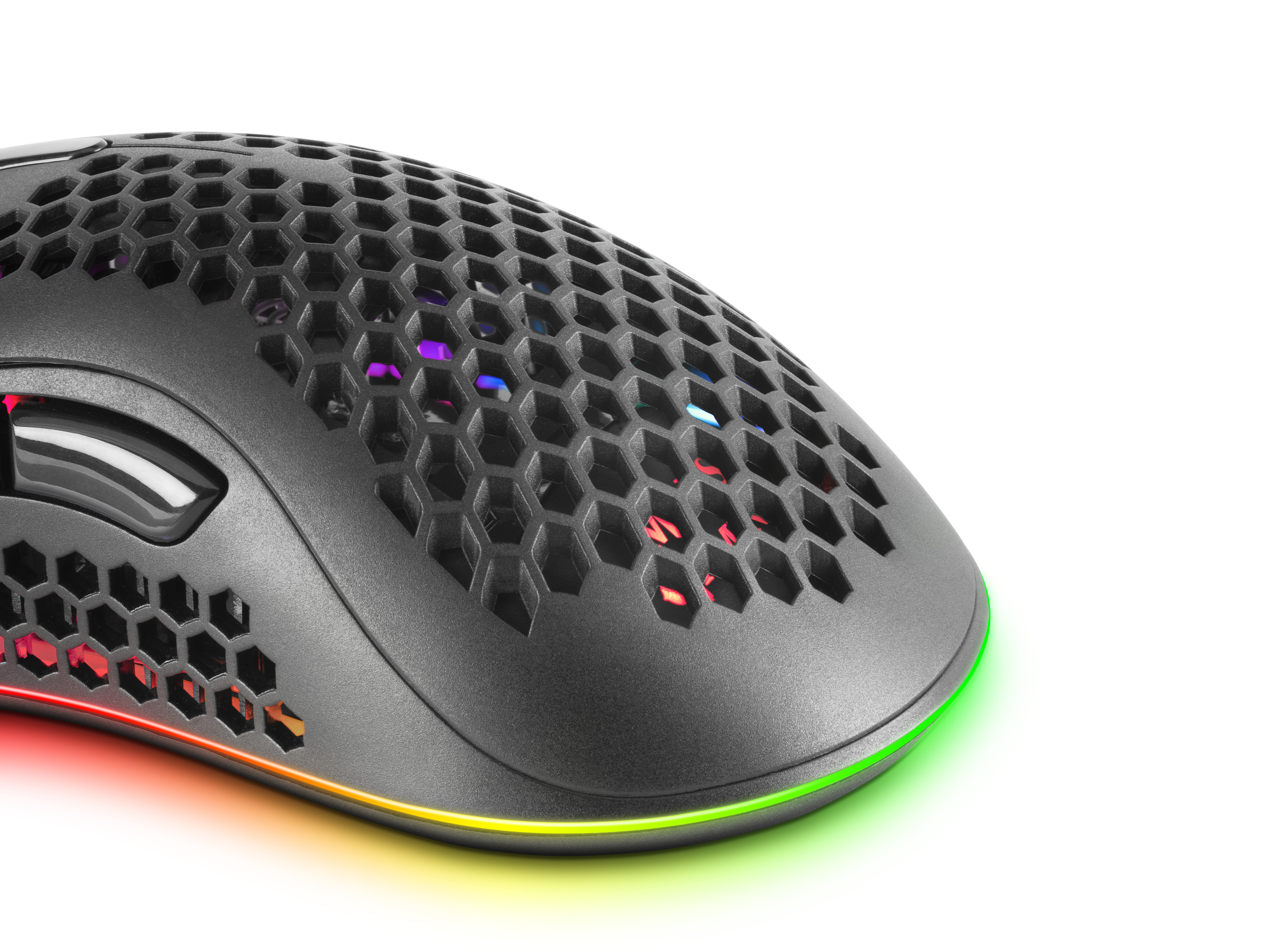 Mouse gaming nero con design a nido d'ape e illuminazione RGB. Sfondo bianco.