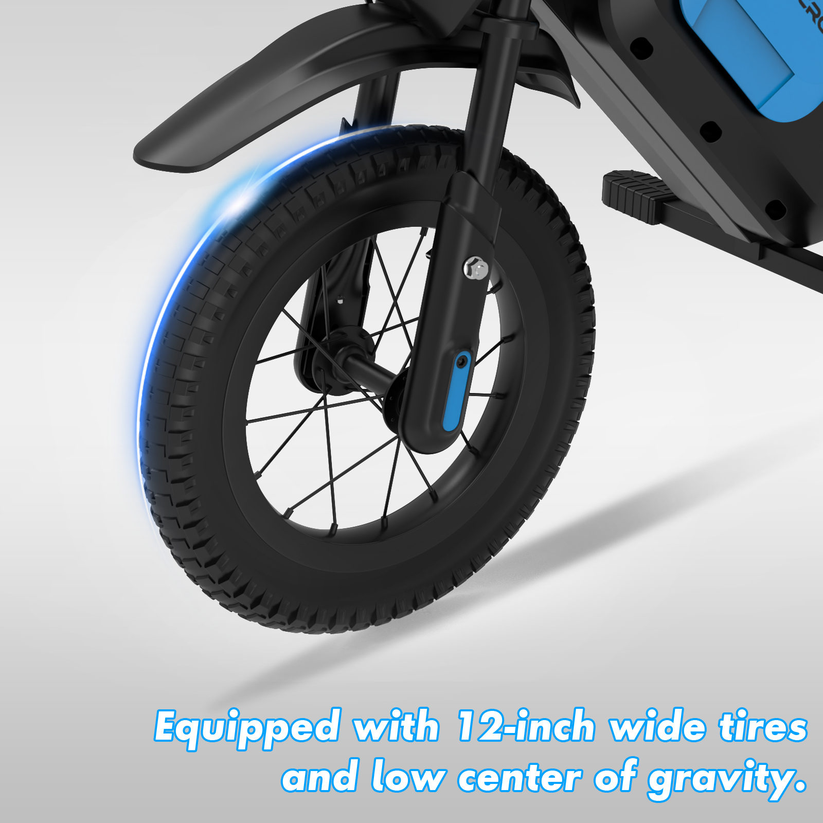 Przednie koło i błotnik małego niebieskiego motocykla elektrycznego, z tekstem o oponach.