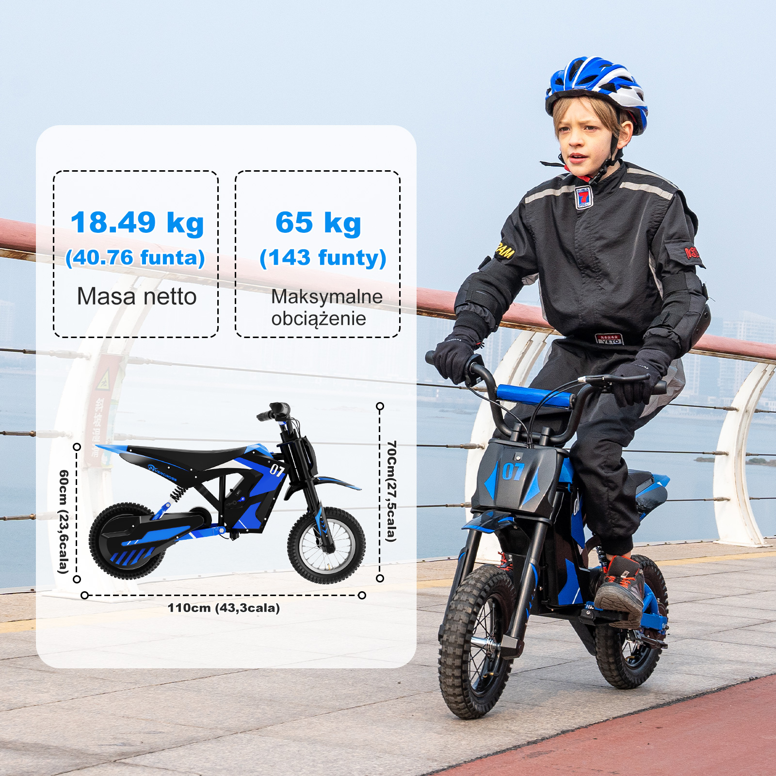 Mały chłopiec na niebiesko-czarnym motocyklu elektrycznym, ze specyfikacjami wyświetlonymi po lewej stronie.