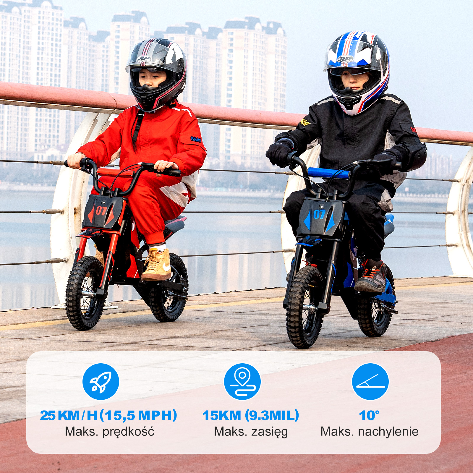 Dwoje dzieci jeżdżących na motocyklach elektrycznych, z wskaźnikami prędkości i zasięgu wyświetlanymi poniżej.