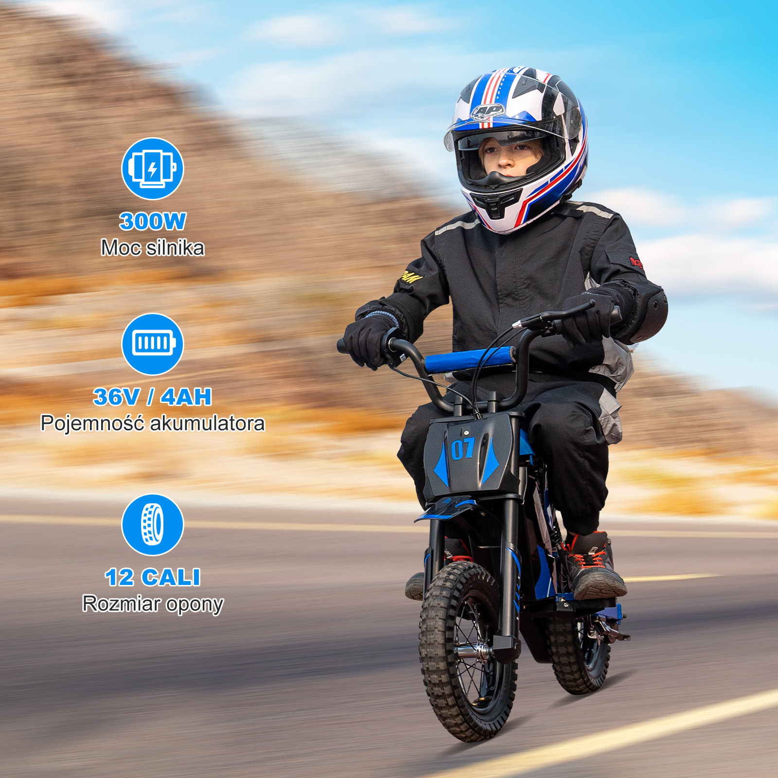 Młody chłopiec na niebieskim motocyklu elektrycznym, w kasku i kombinezonie wyścigowym.