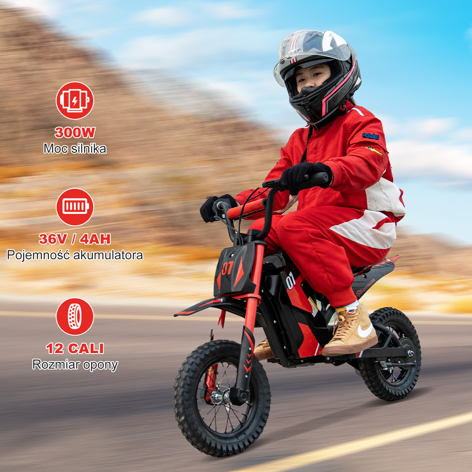 Młody chłopiec na czerwono-czarnym motocyklu w kasku, jadący po drodze.