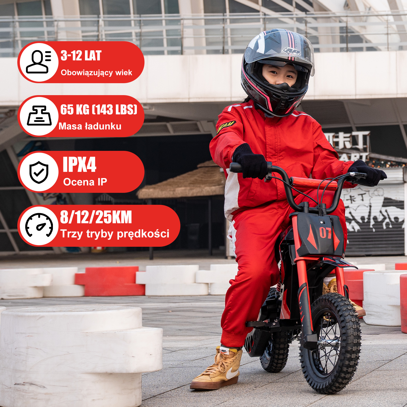 Dziecko w czerwonym stroju na czerwono-czarnym motocyklu elektrycznym z danymi bezpieczeństwa i wydajności.