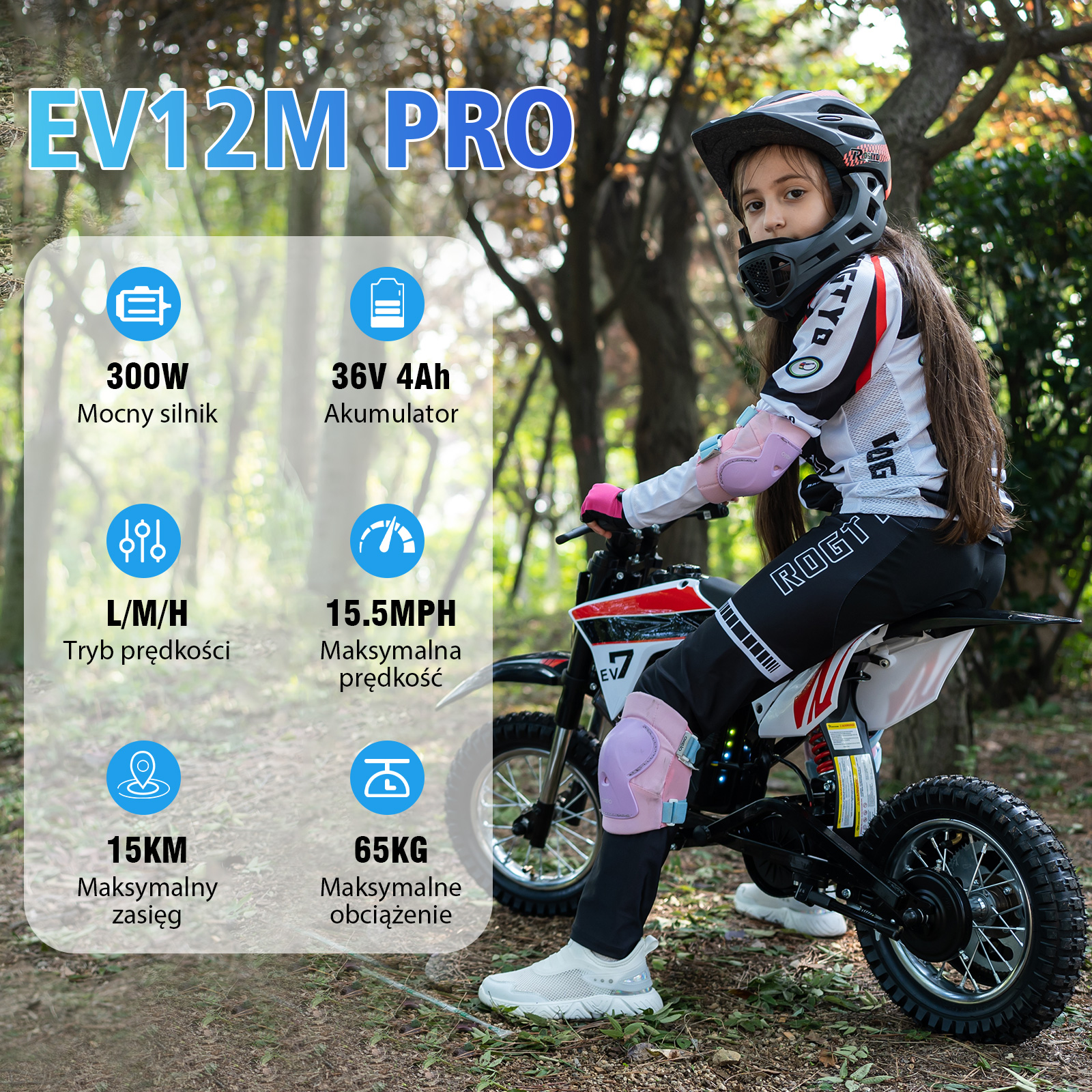 Dziewczyna jedzie na czarno-czerwonym mini motocyklu z wyposażeniem ochronnym w zielonym otoczeniu.