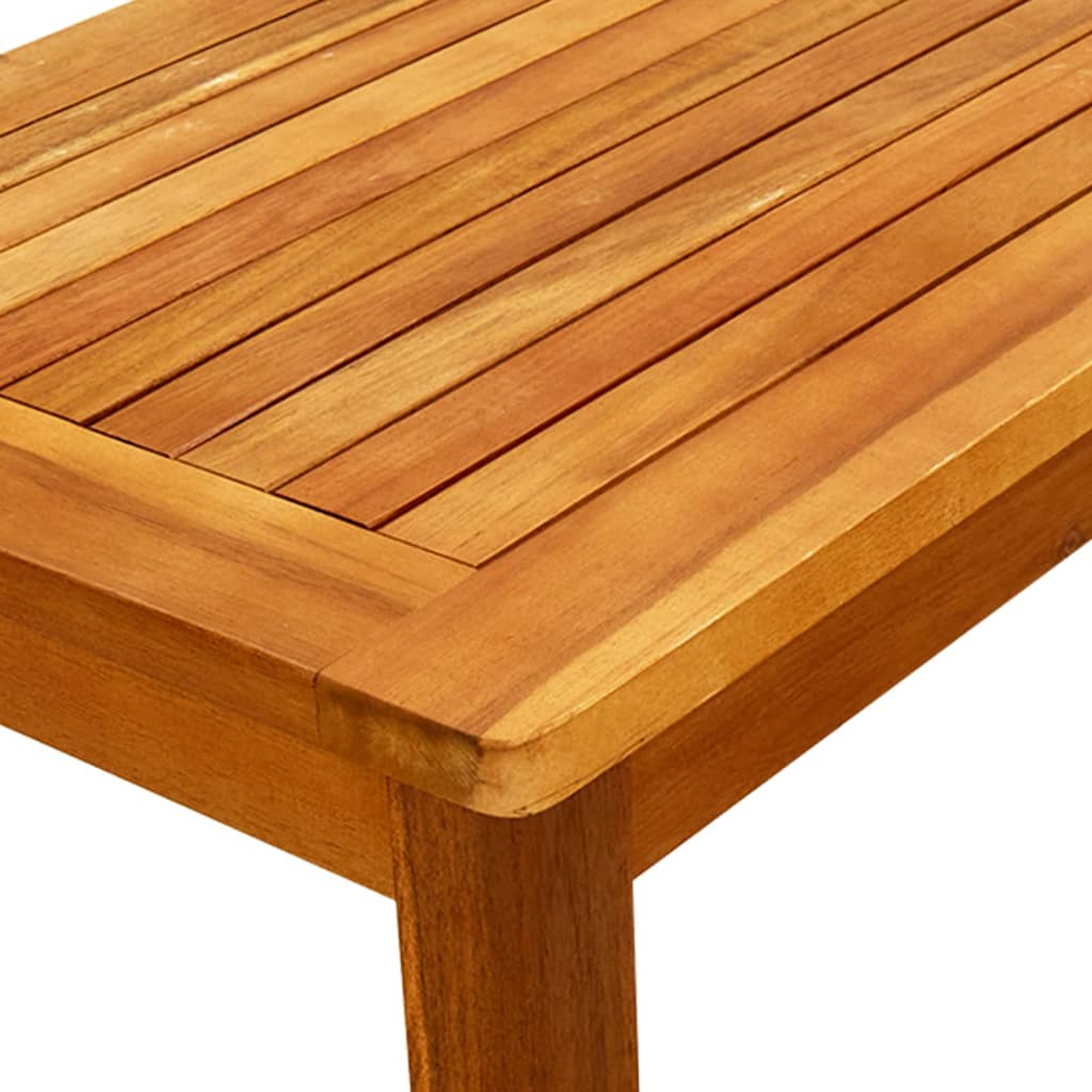 Nahaufnahme einer Holztischplatte. Braunes Holz. Weißer Hintergrund.