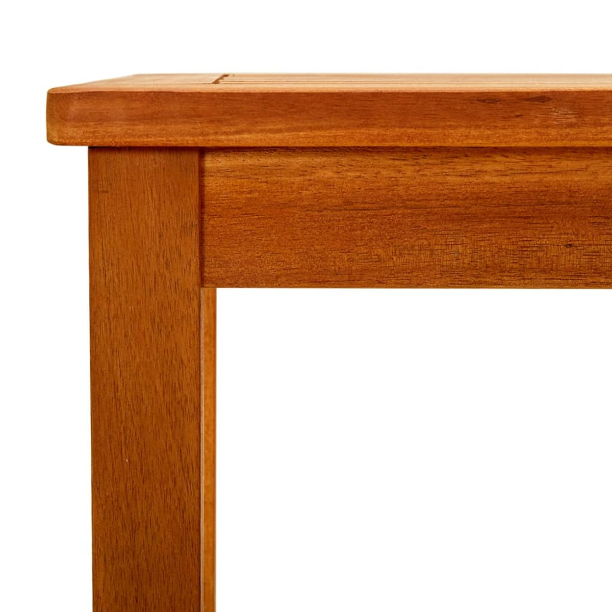 Nahaufnahme einer Holztischecke. Braunes Holz. Weißer Hintergrund.