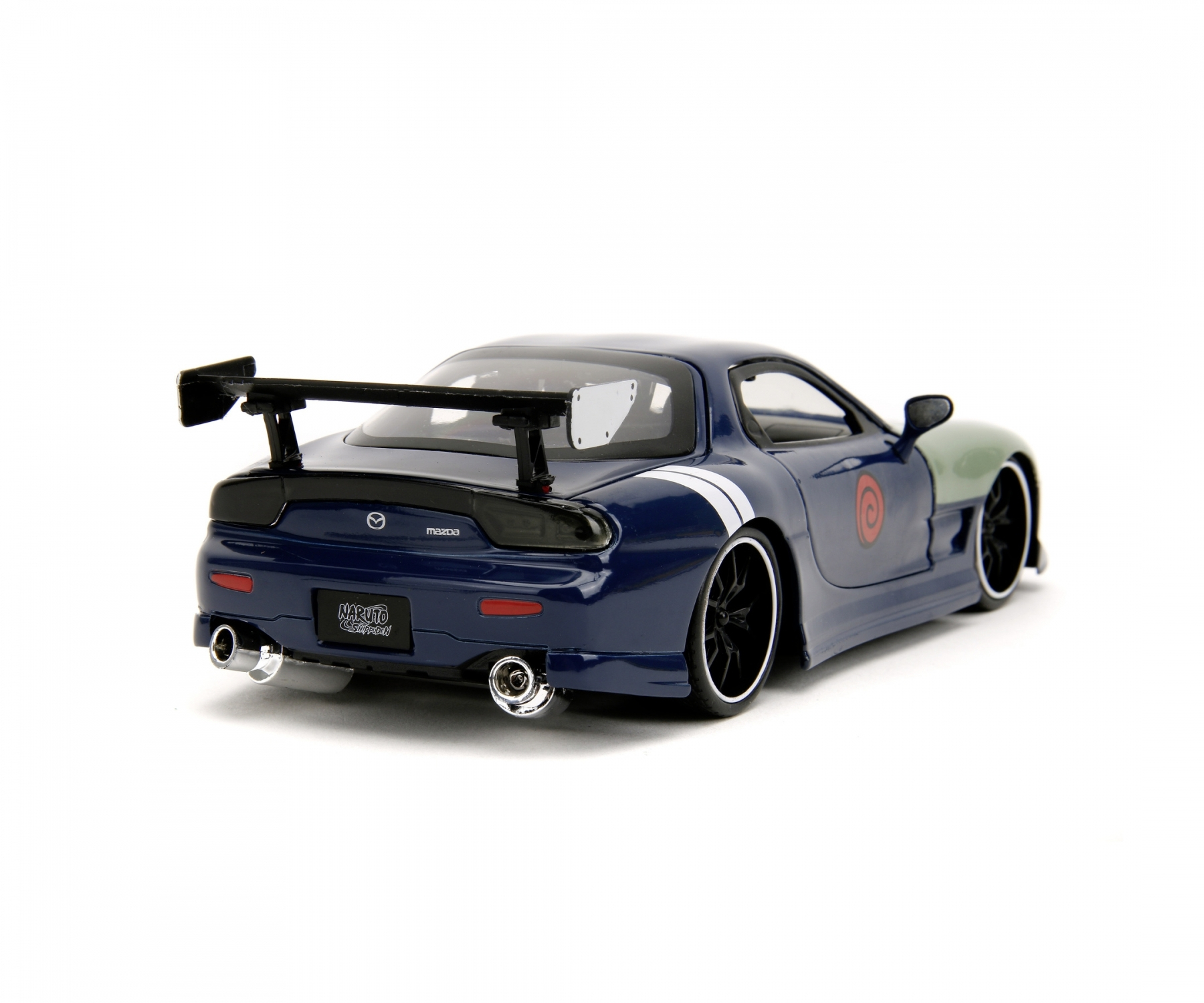 Widok z tyłu niebieskiego samochodu z symbolem Naruto i białymi paskami na białym tle.