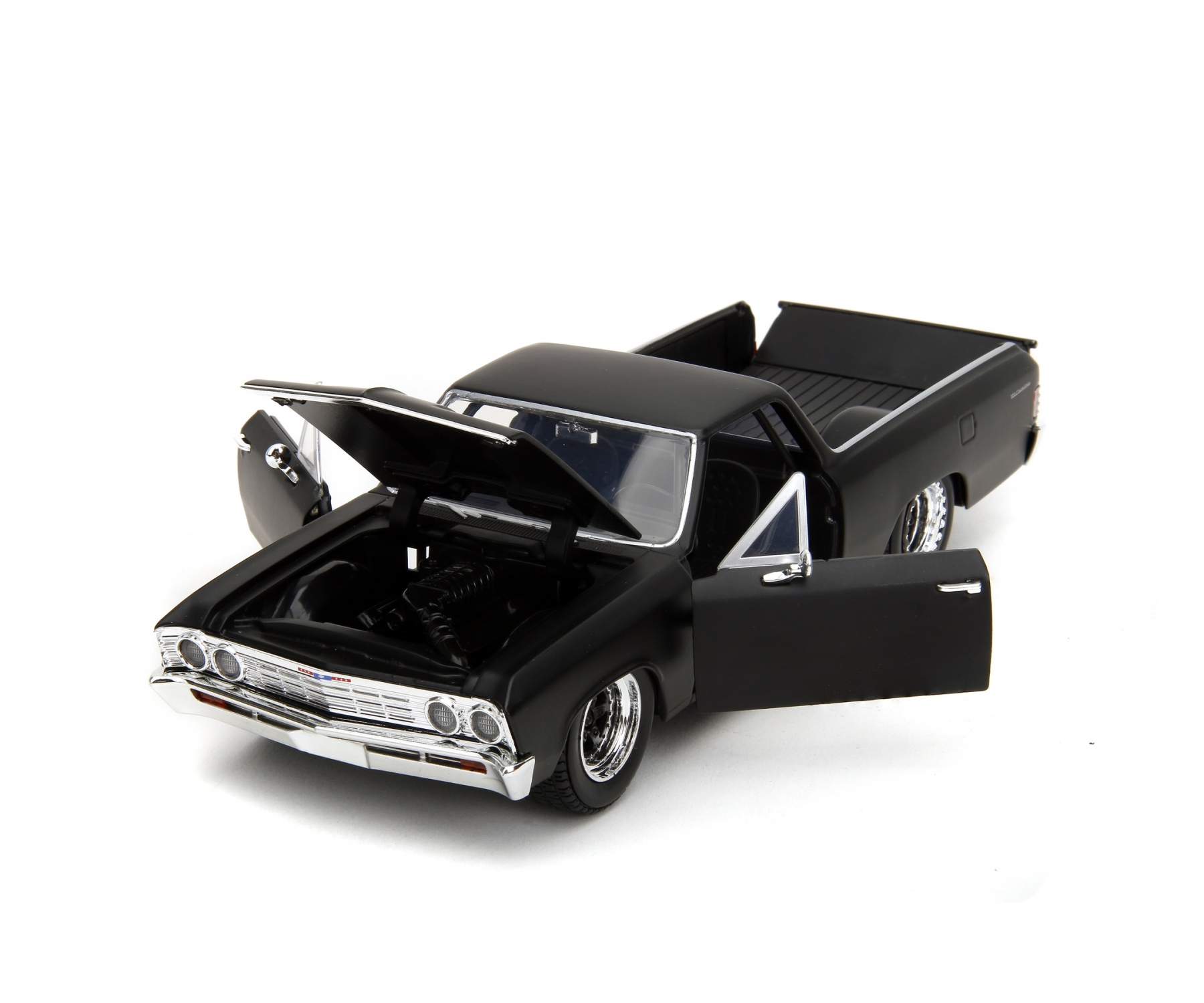 Auto giocattolo nera, El Camino con porte e cofano aperti. Sfondo bianco.