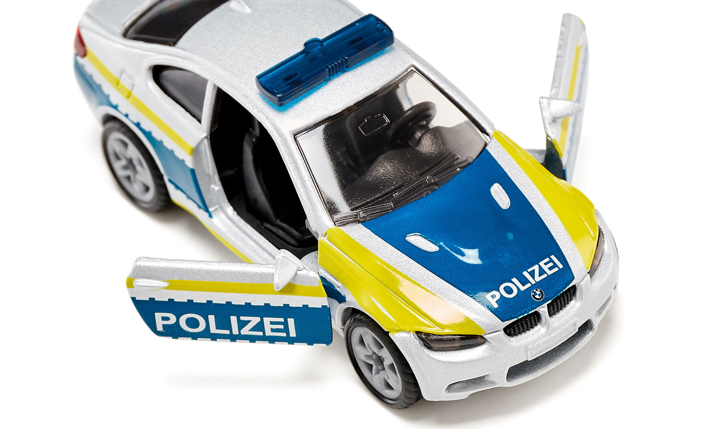 Spielzeug-Polizeiauto mit geöffneten Türen. Das Auto ist weiß und blau, mit POLIZEI beschriftet.