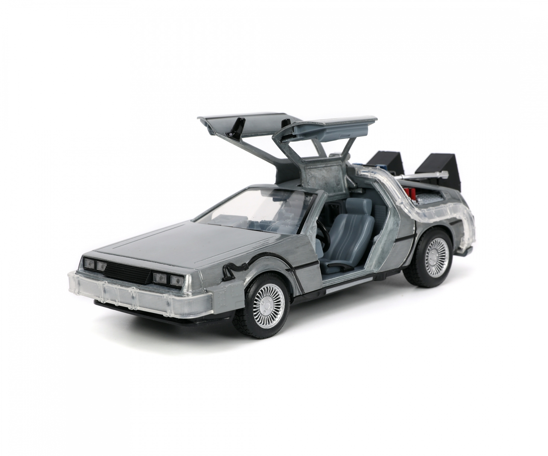 Ein silbernes DeLorean-Auto-Spielzeug mit offenen Türen auf weißem Hintergrund.