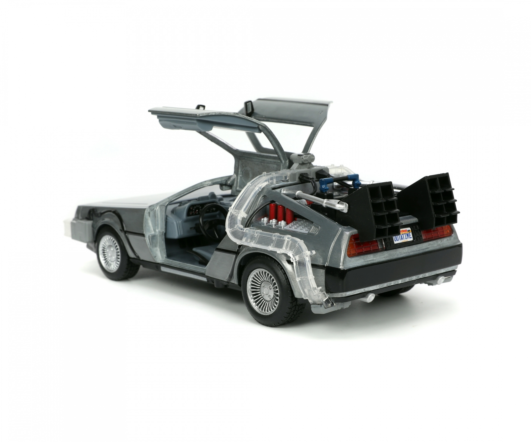 Ein silbernes DeLorean-Spielzeugauto mit offenen Türen und transparentem Heck. Hintergrund: Weiß.