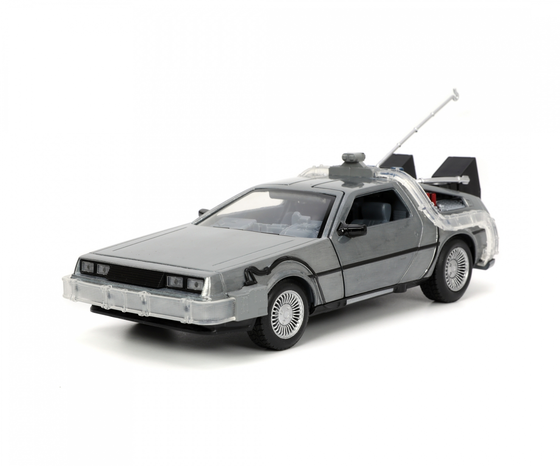 Ein silbernes DeLorean-Spielzeugauto mit offenen Türen und Dachantenne. Hintergrund: Weiß.