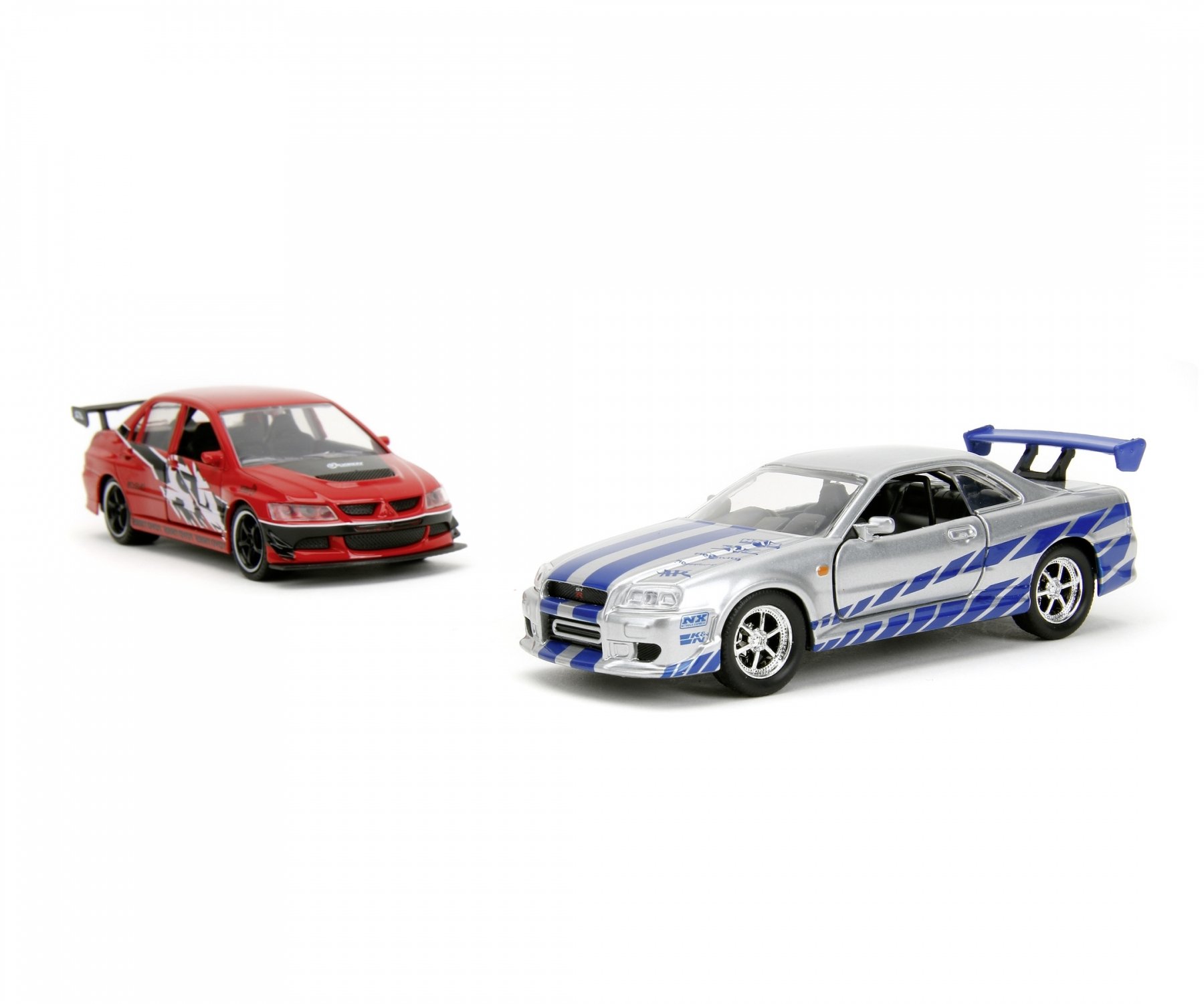 Roter Mitsubishi und silberner Nissan, Spielzeugautos. Weißer Hintergrund.