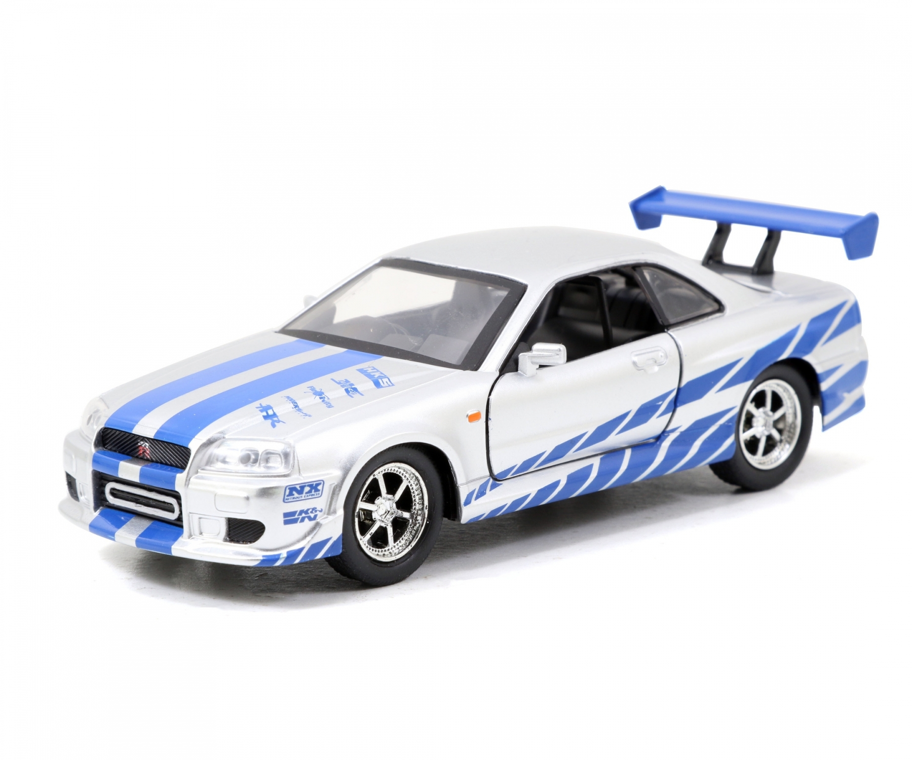 Silbernes Auto mit blauen Streifen und Spoiler, weißer Hintergrund.