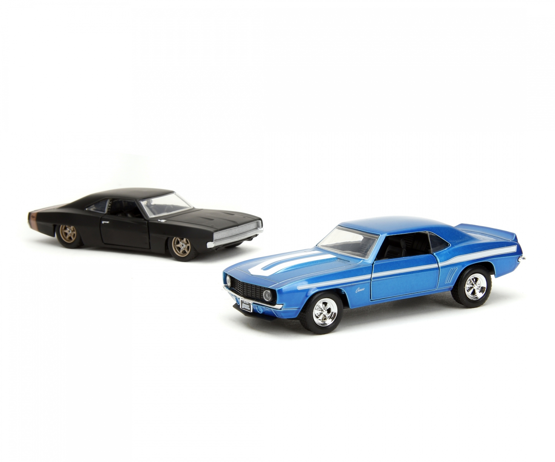 Deux voitures jouets : une voiture noire et une voiture bleue à rayures blanches, fond blanc.