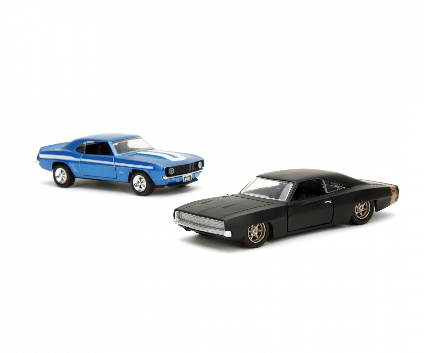 Deux voitures jouets : bleue et blanche, noire. Fond blanc.
