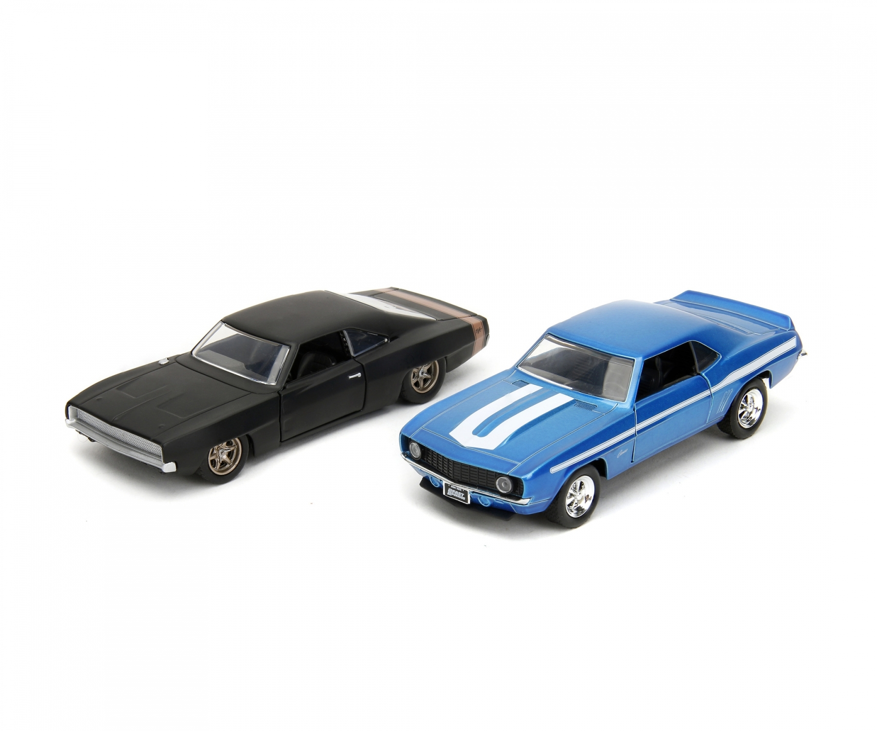 Deux voitures jouets : une voiture noire et une voiture bleue à rayures blanches, fond blanc.