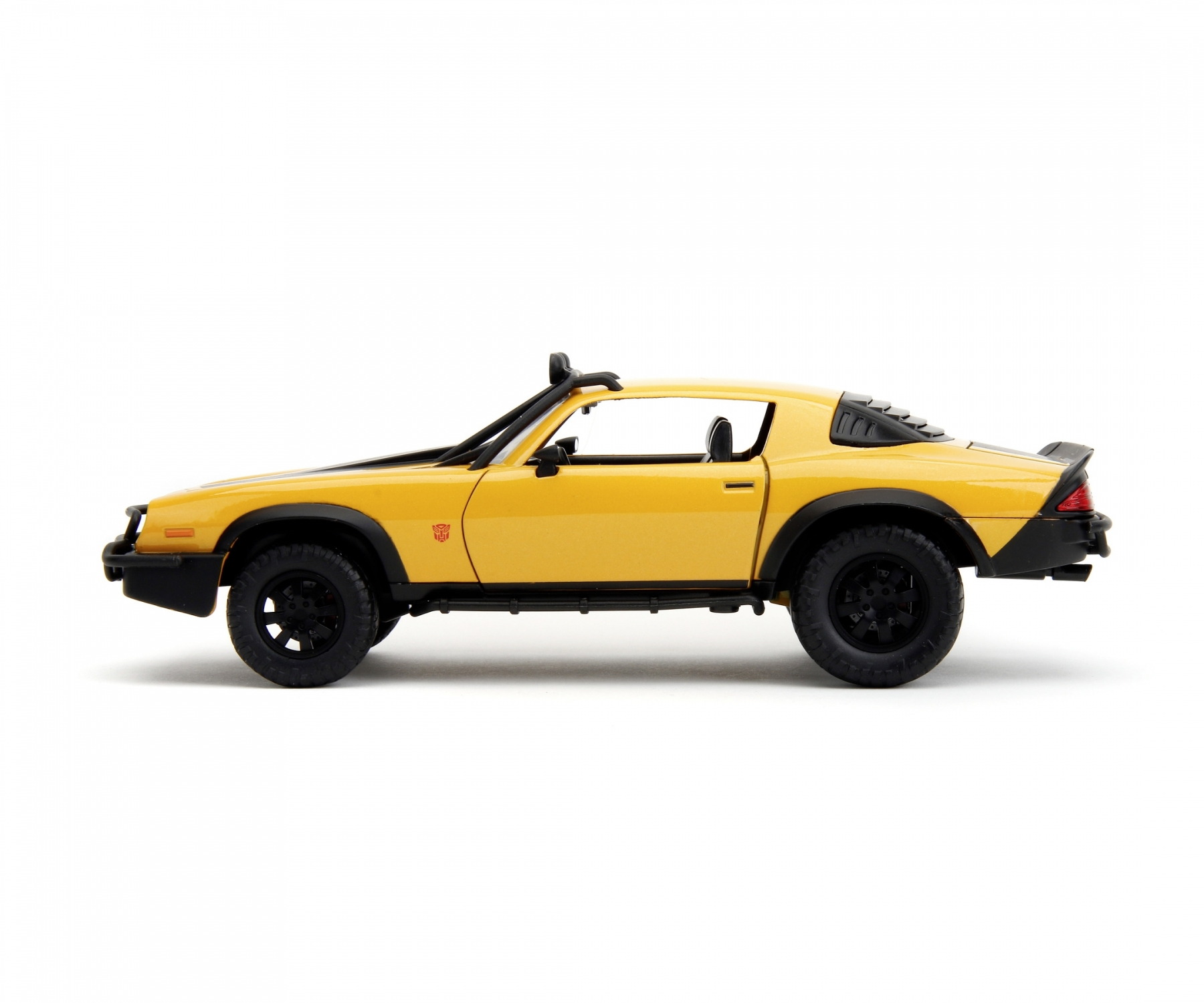 Żółty samochodzik z czarnymi detalami, czarnymi kołami i białym tłem.