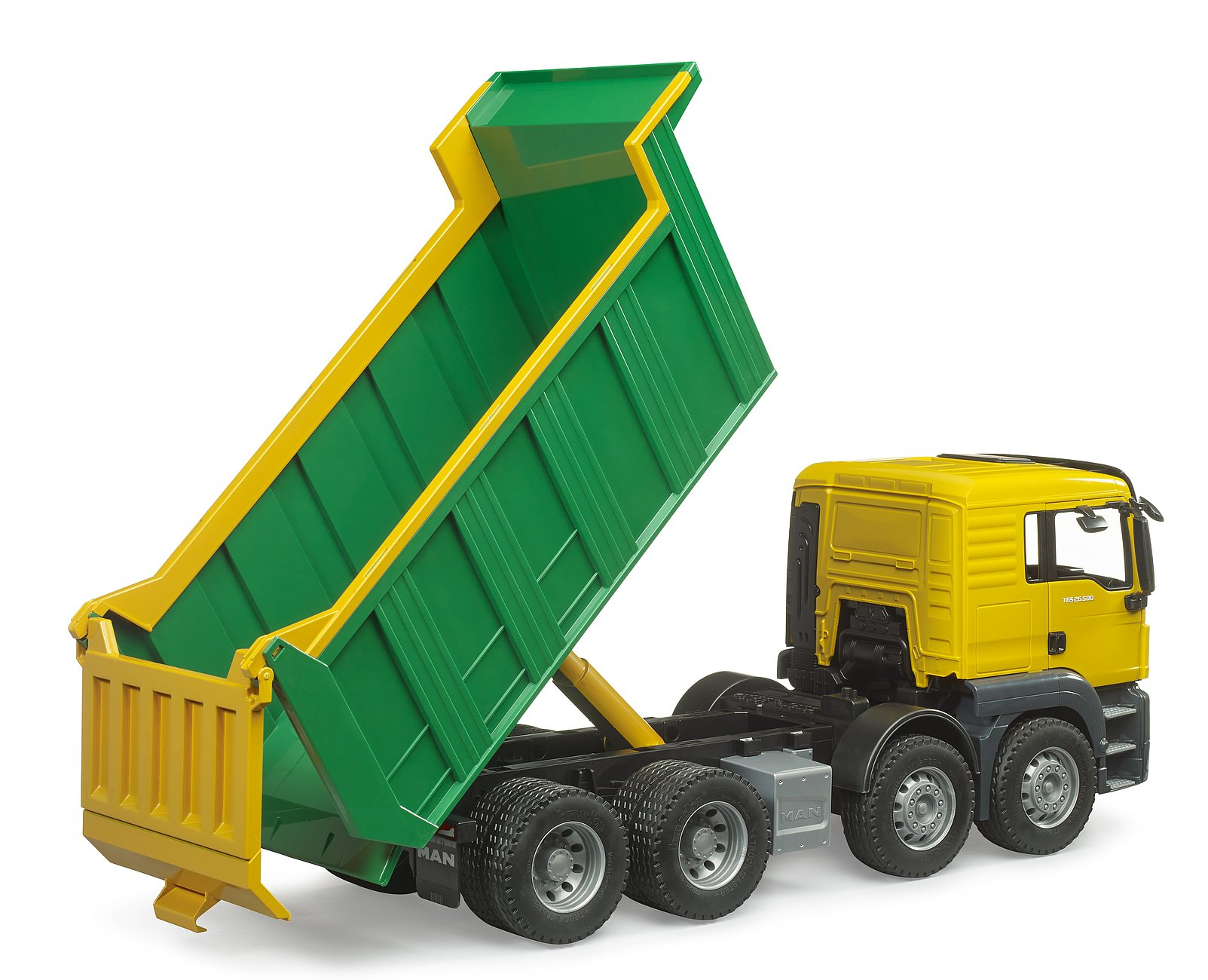Un camion giocattolo giallo e verde con un cassone ribaltabile sollevato su sfondo bianco.