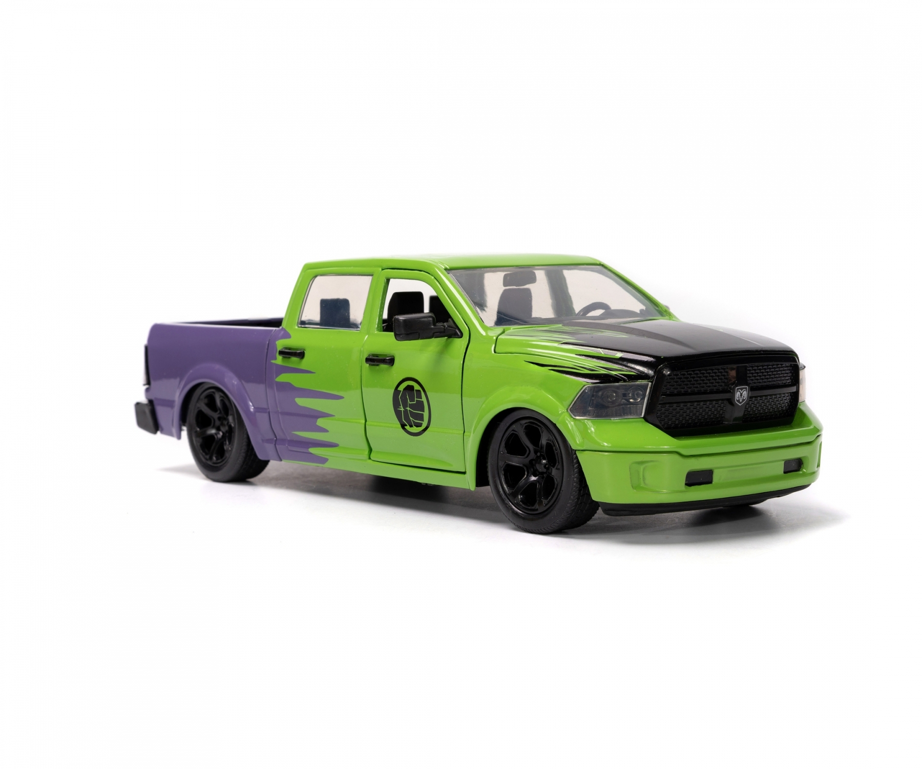 Camion jouet vert et violet avec des accents noirs et un fond blanc.